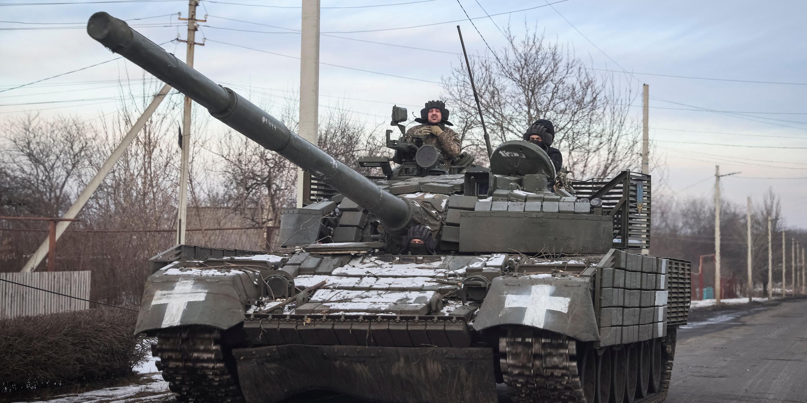 krainische Soldaten fahren auf einem Panzer, während Russlands Angriff auf die Ukraine in der Nähe der Frontstadt Bachmut, Region Donezk, Ukraine