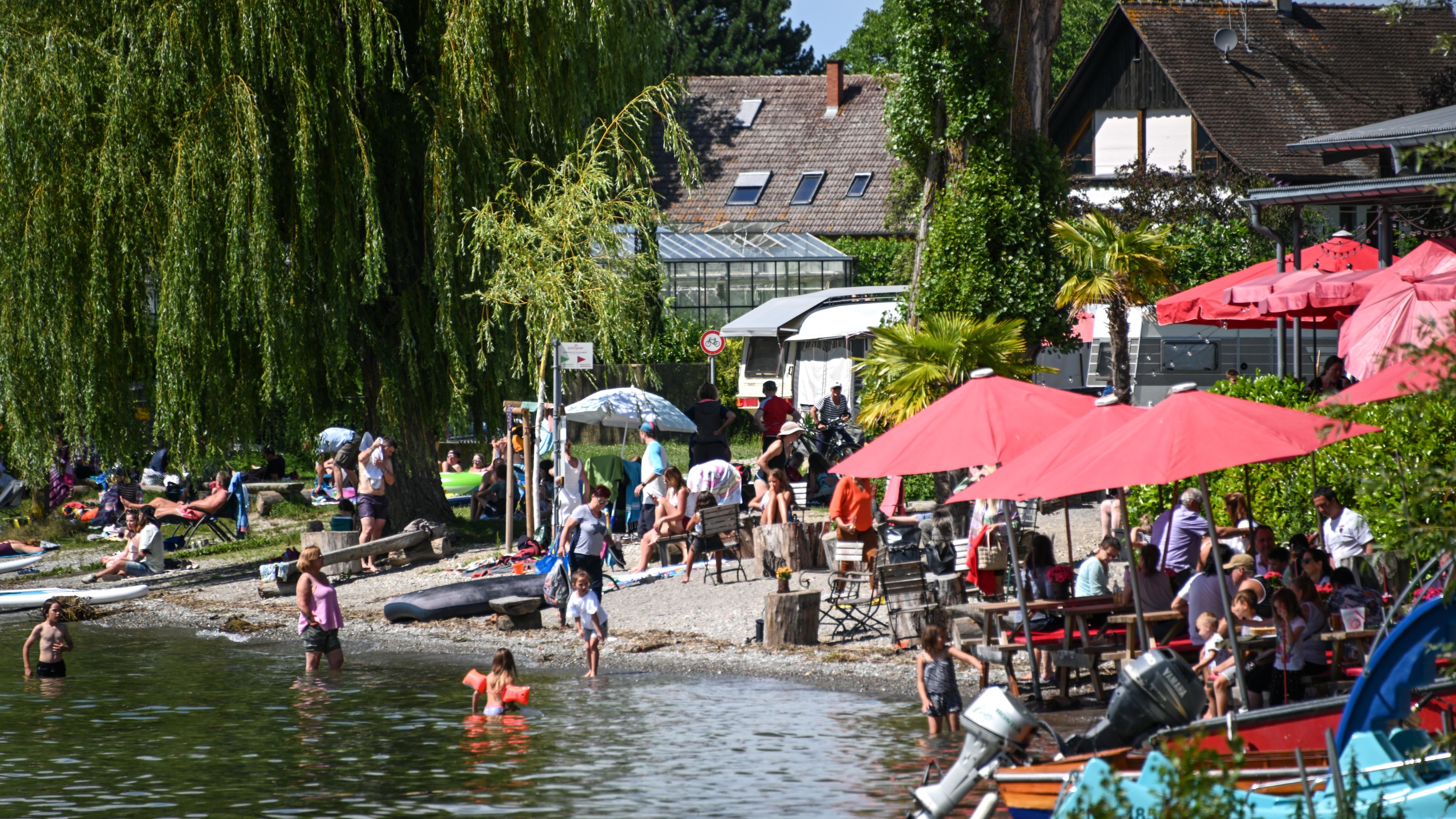  Baden-Württemberg, Insel Reichenau Im Bodensee: Dutzende Urlauber halten sich am Ufer des Gnadensees am Campingplatz auf der Insel Reichenau auf.