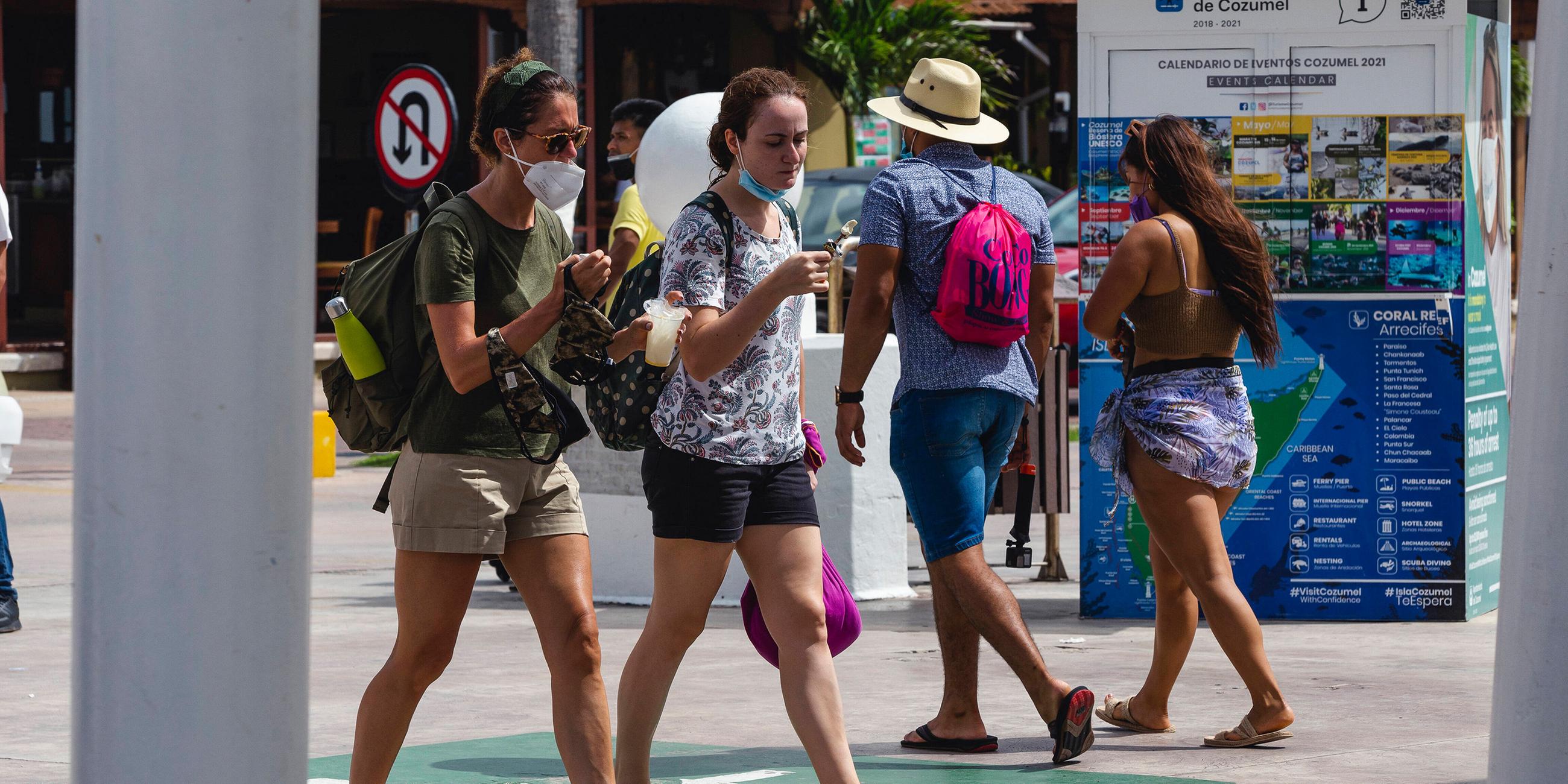 Touristen mit und ohne Maske in Cozumel, Mexiko