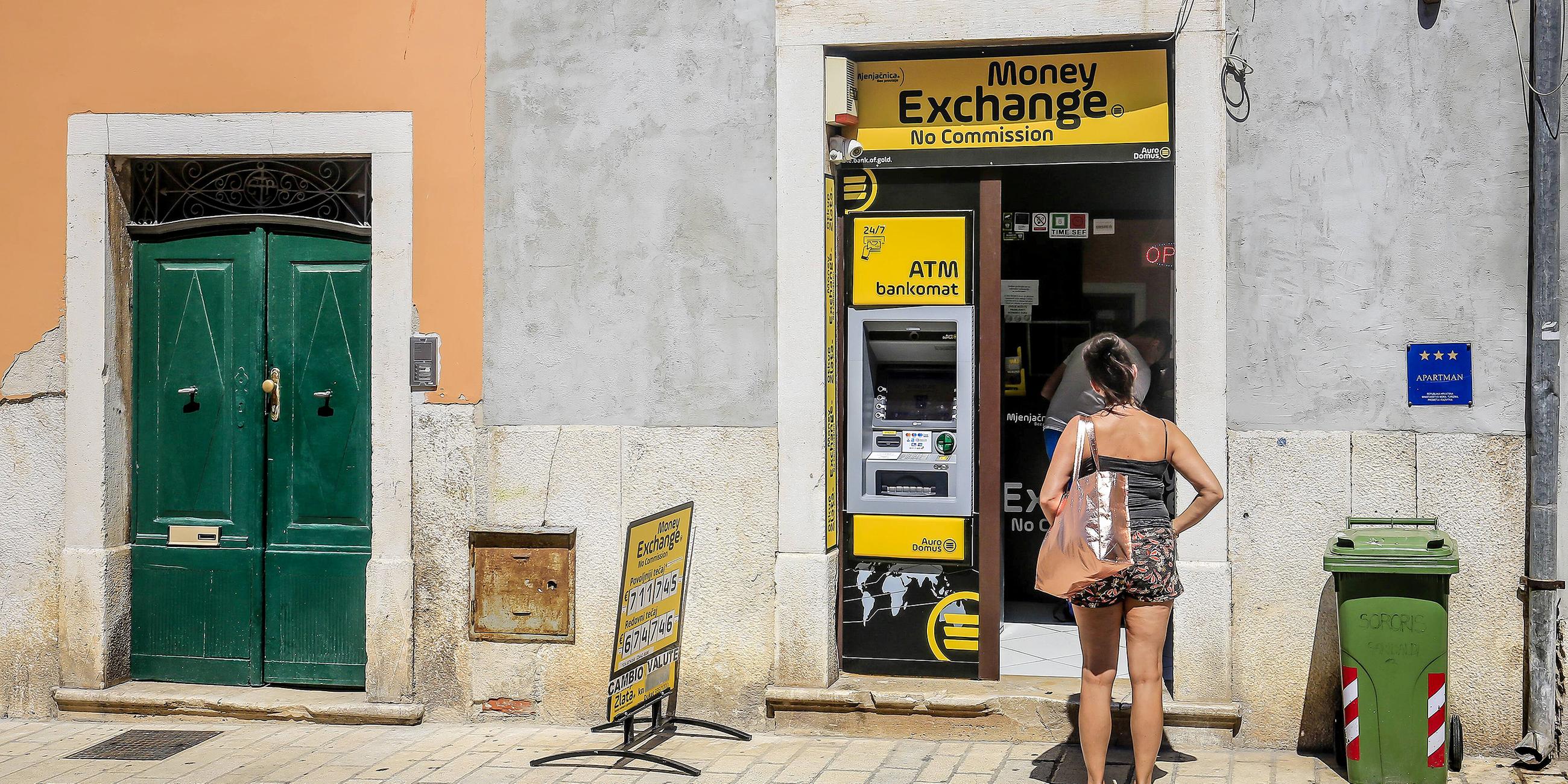 Wechselstube und ATM Bankautomat in den Altstadtgassen der Hafenstadt Rovinj, Kroatien