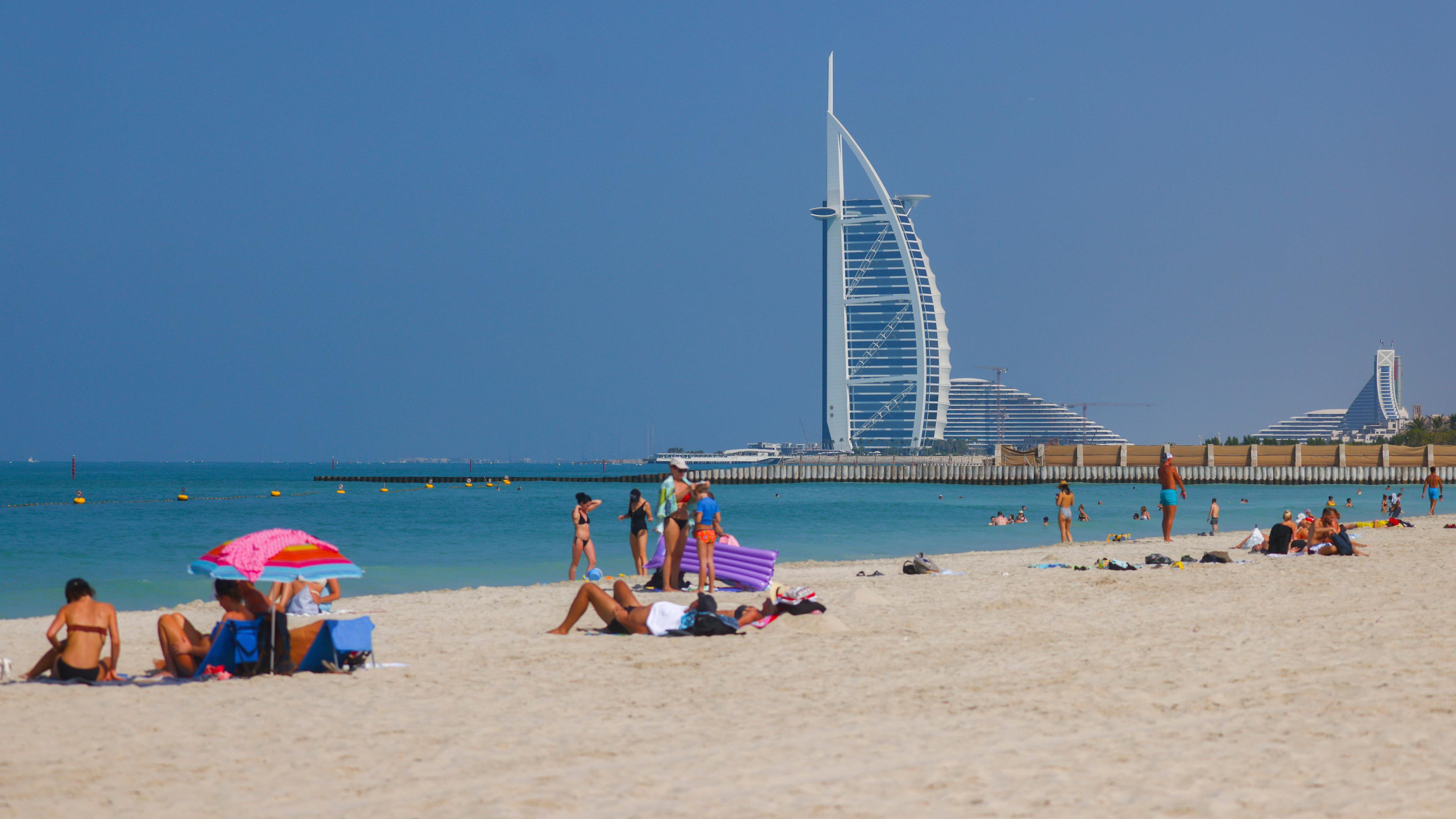 Urlauber am Strand von Dubai