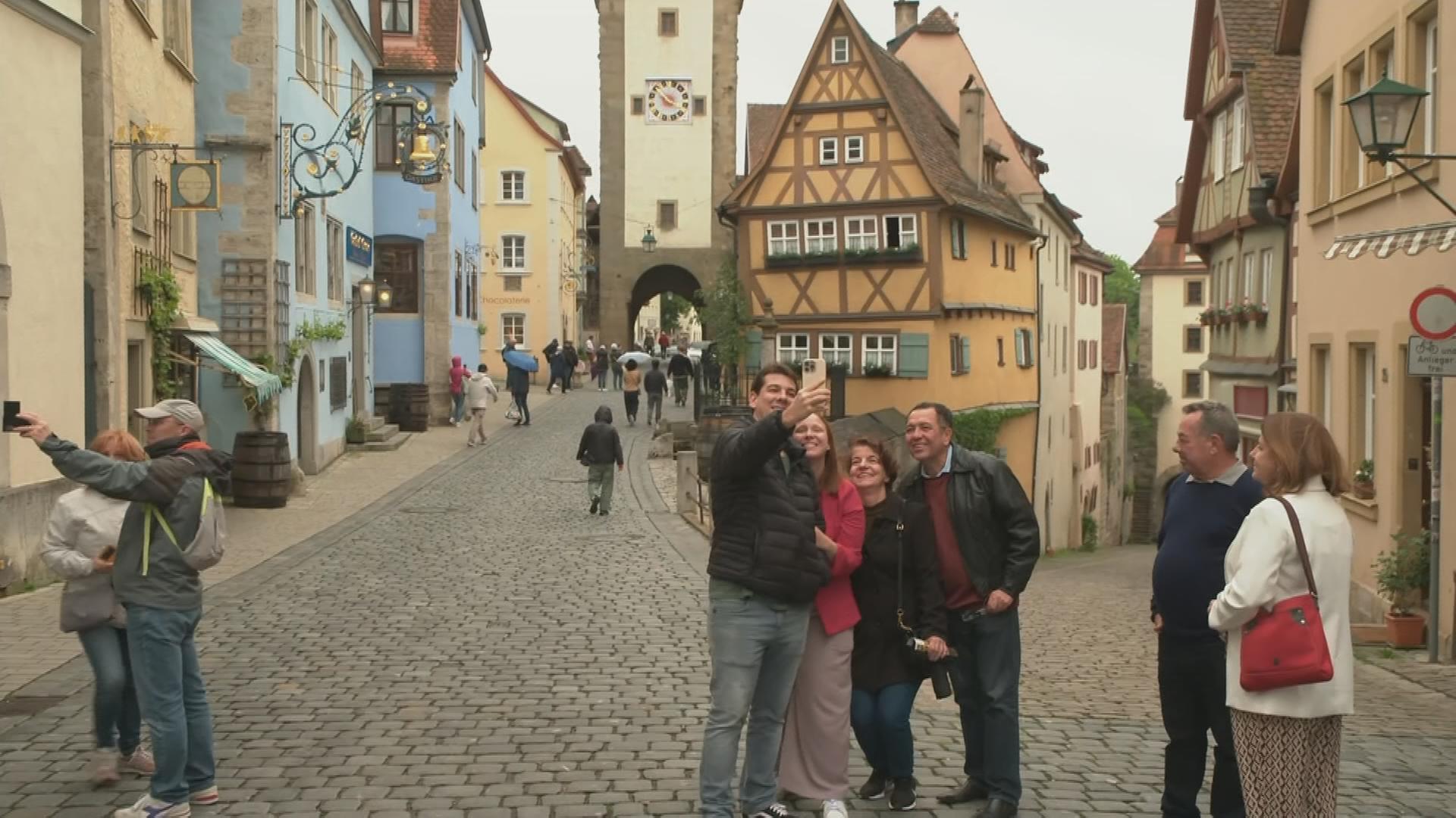 Touristen in Rothenburg ob der Tauber machen ein Selfie.