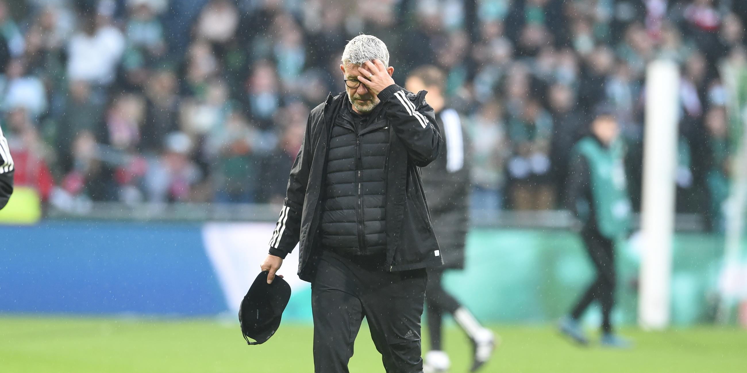 Bremen: Fußball: Bundesliga, Werder Bremen - 1. FC Union Berlin, Weserstadion. Unions Trainer Urs Fischer geht nach der Niederlage über den Platz.