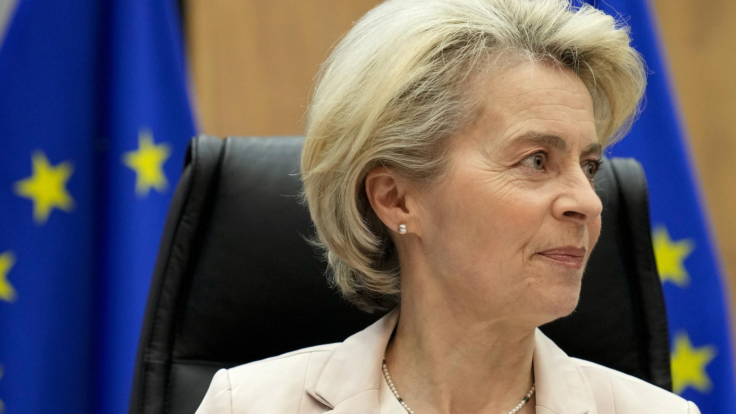 Ursula von der Leyen, Präsidentin der Europäischen Kommission, wartet auf den Beginn der wöchentlichen Sitzung der Europäischen Kommission im EU-Hauptquartier. 