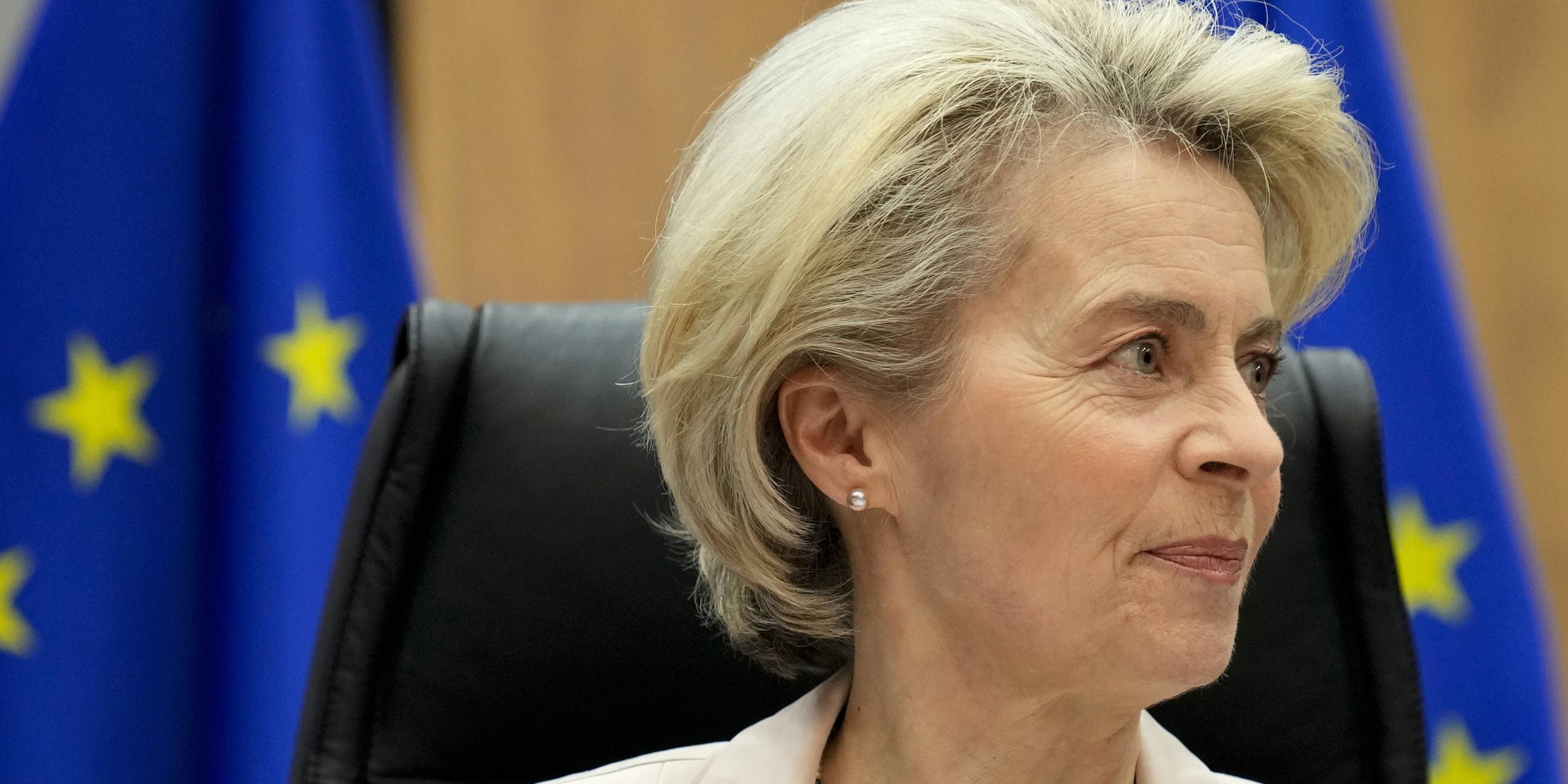 Ursula von der Leyen, Präsidentin der Europäischen Kommission, wartet auf den Beginn der wöchentlichen Sitzung der Europäischen Kommission im EU-Hauptquartier. 