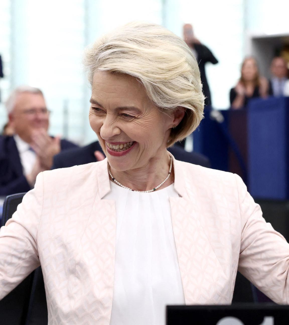 Ursula von der Leyen feiert nach ihrer Wiederwahl für eine zweite Amtszeit im Europäischen Parlament in Straßburg, am 18.07.2024.