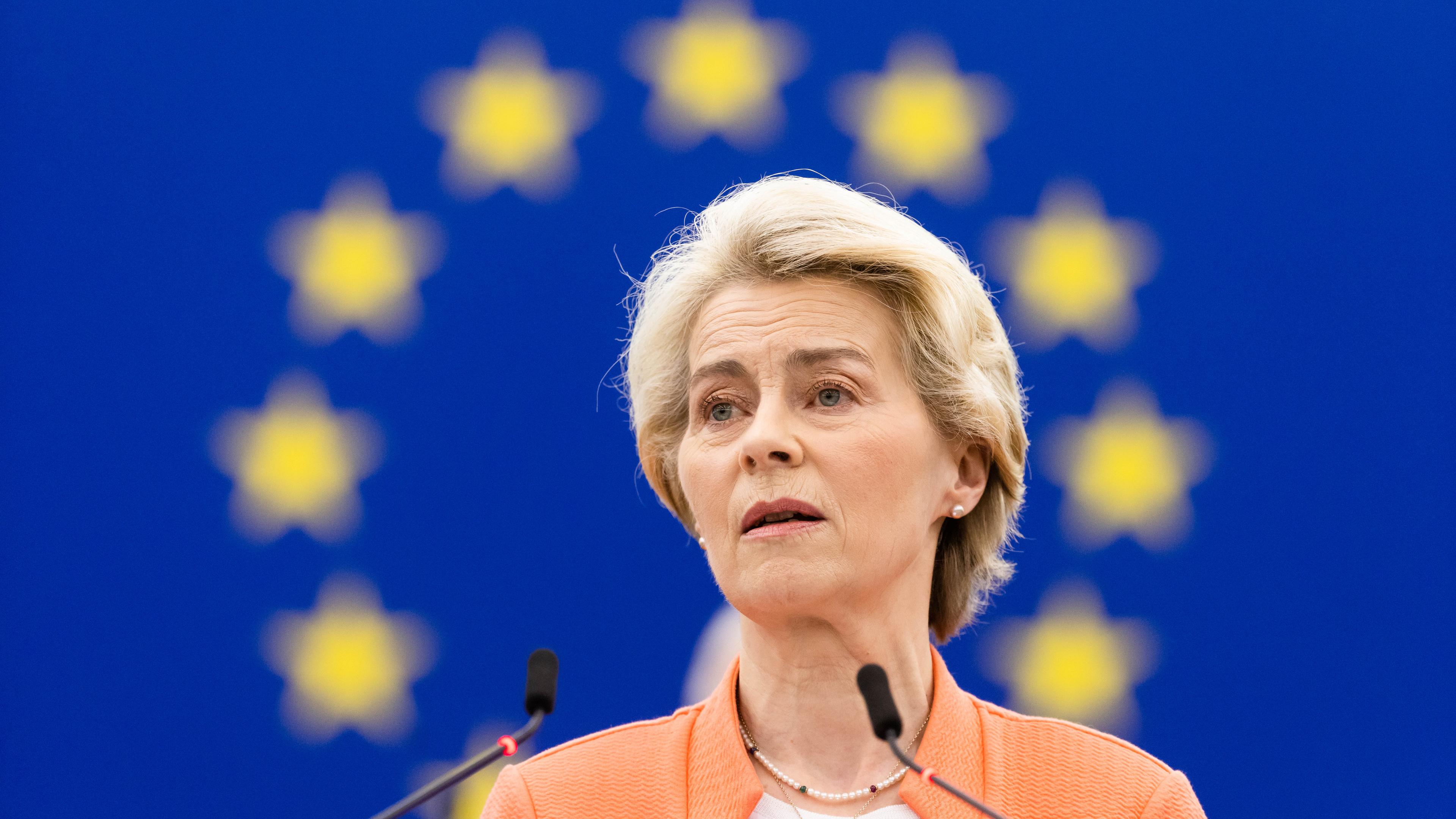 Ursula von der Leyen vor einer Europaflagge