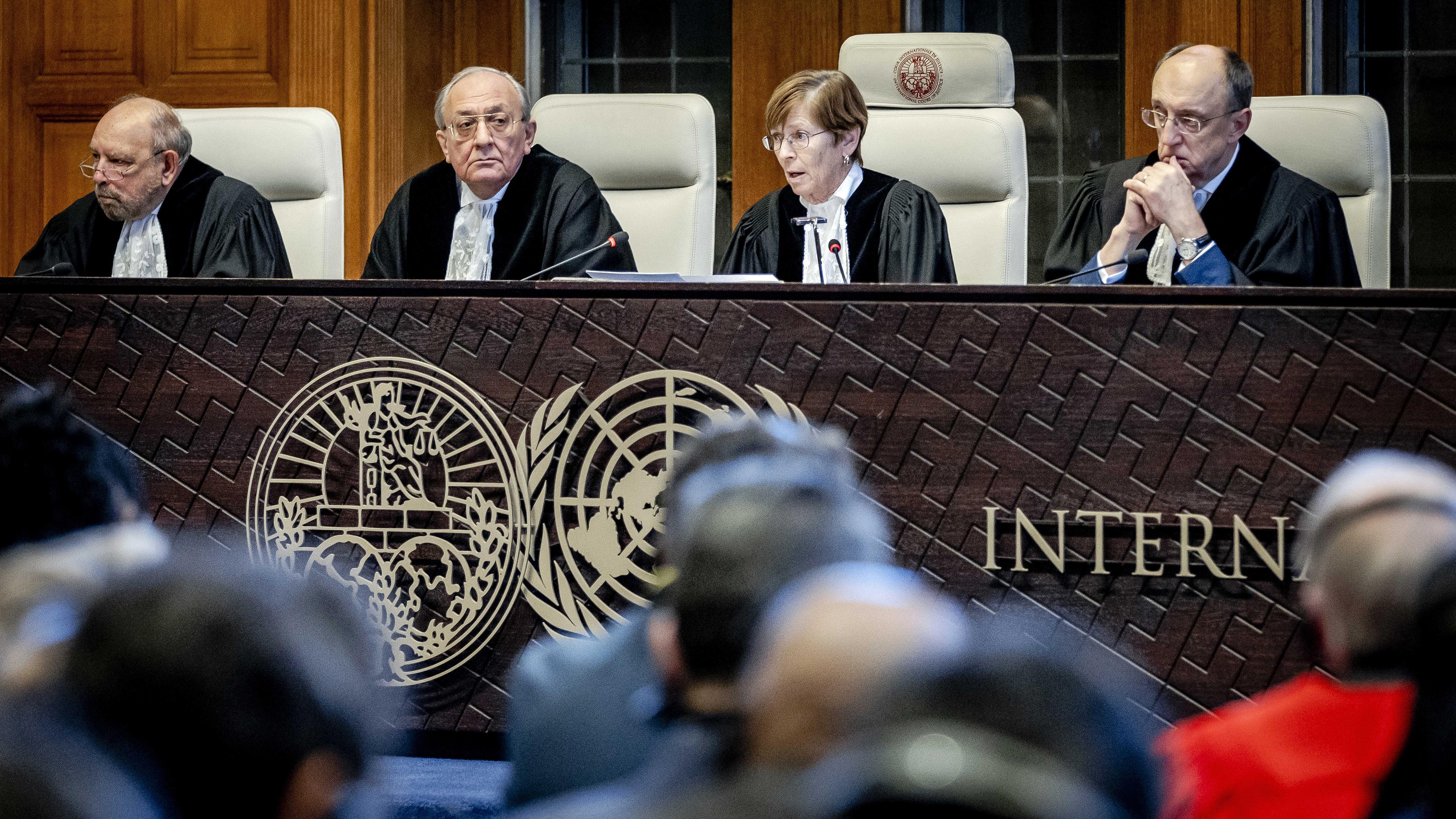 Präsidentin Donoghue (2. R) und andere Richter während eines Urteils des Internationalen Gerichtshofs (IGH) in Den Haag, Niederlande