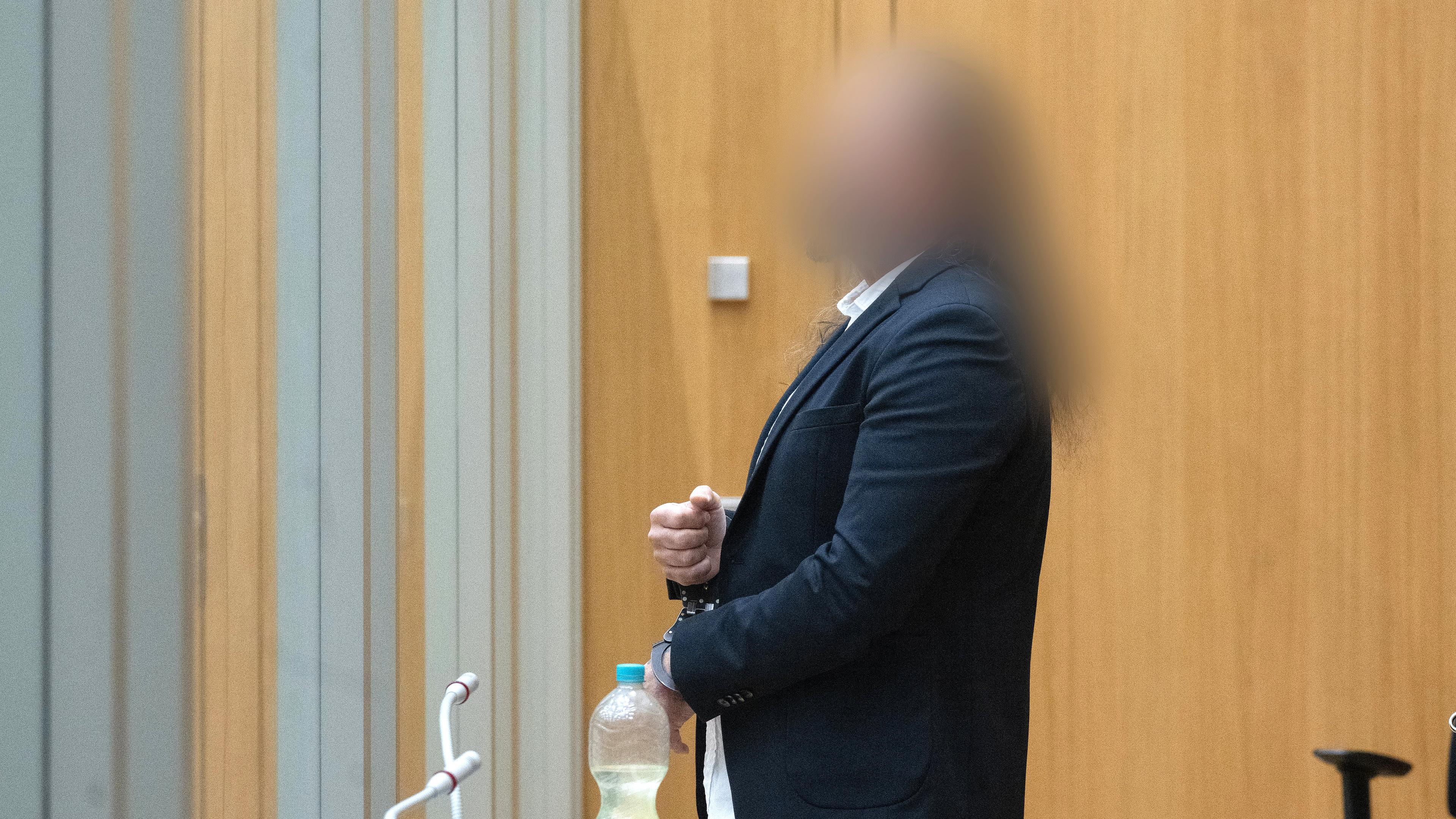 Der Angeklagte im Boxberg-Prozess kommt in einen Saal des Oberlandesgerichts Stuttgart am 15.11.2023