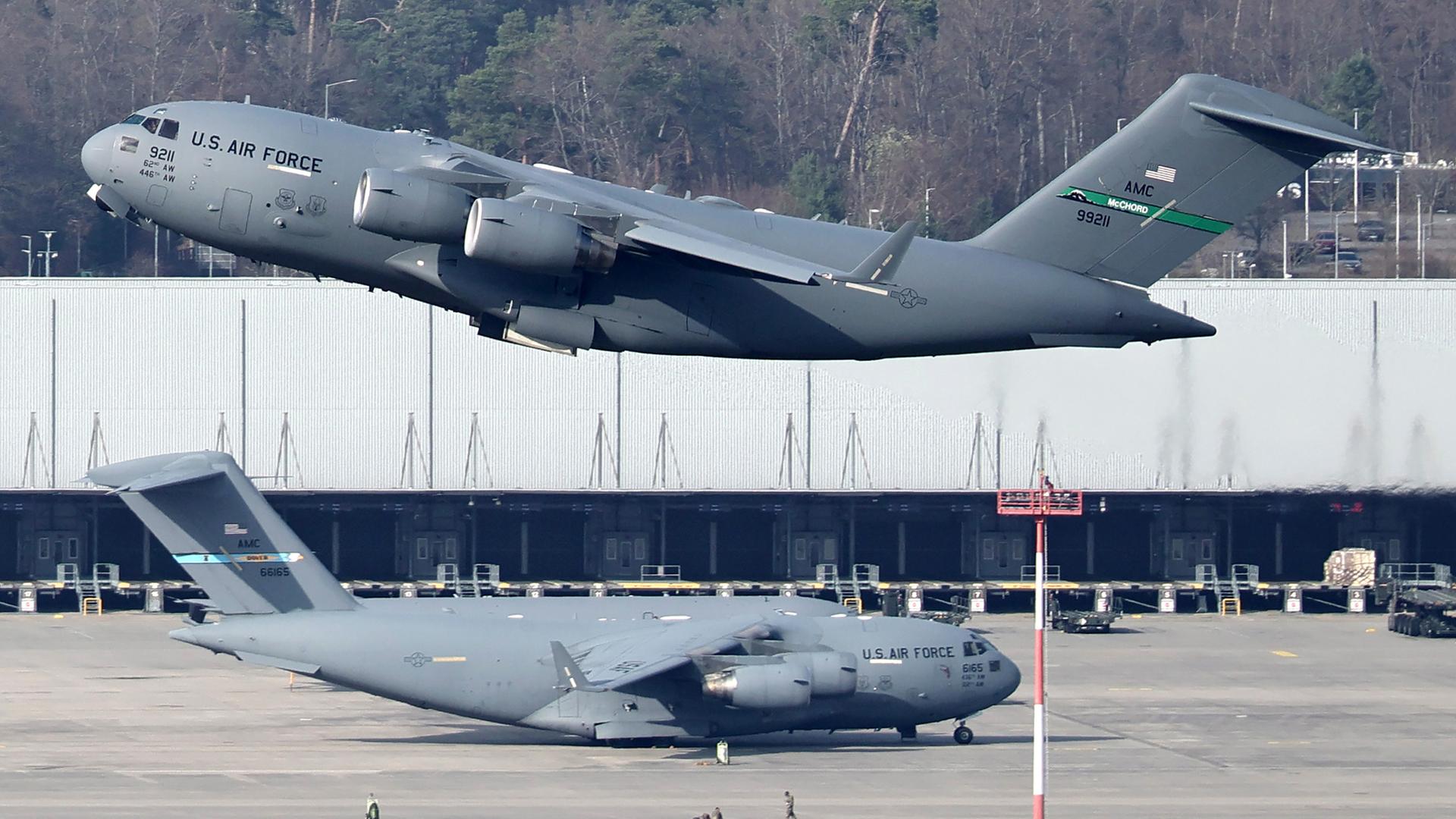 Ein Flugzeug der US Air Force startet von der Ramstein Air Base aus in der Nähe von Landstuhl. (Archiv)