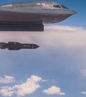 Ein Flieger mit Bunkerbrecher-Bomben in der Luft