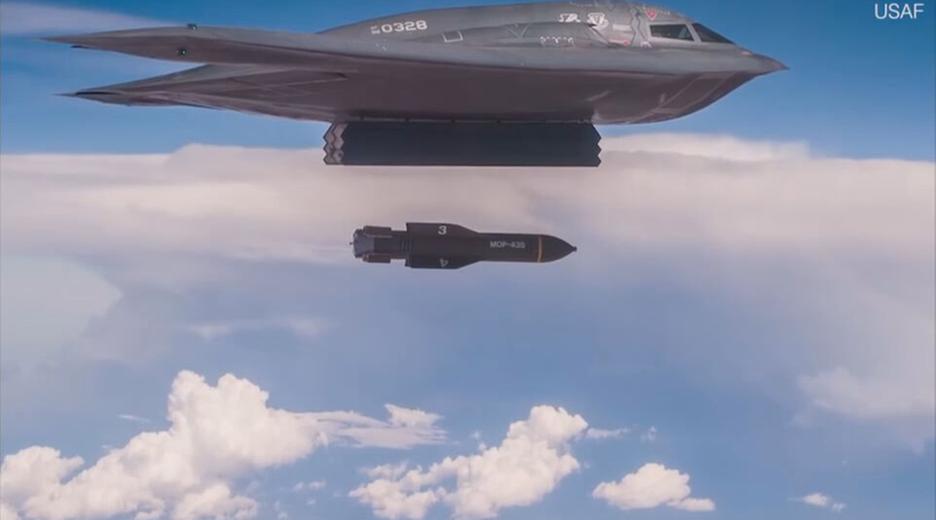 Ein Flieger mit Bunkerbrecher-Bomben in der Luft