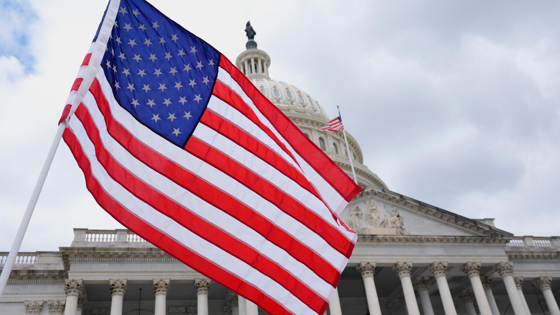 Vor dem Kapitol in Washington weht eine US-Flagge.