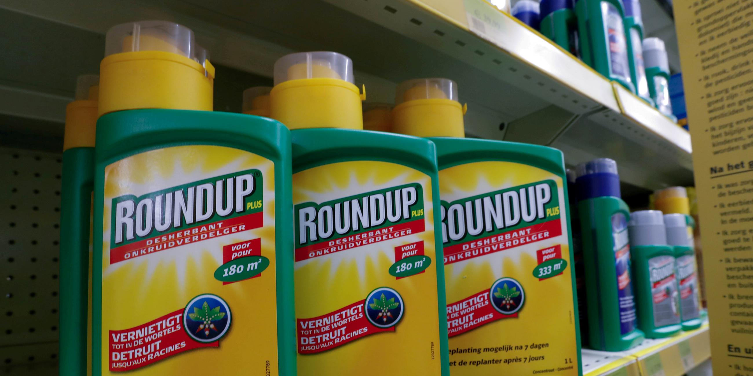 Glyphosathaltiger Unkrautvernichter der Marke Monsanto steht im Regal am 18.09.2018 in Brüssel.