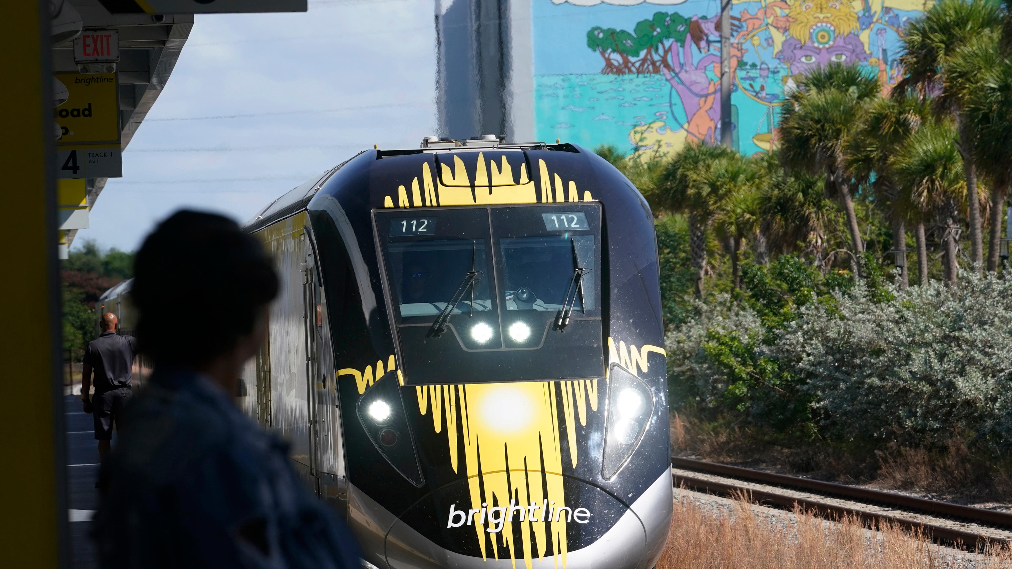 Ein Brightline-Zug nähert sich am 8. September 2023 dem Bahnhof Fort Lauderdale in Fort Lauderdale, Florida.