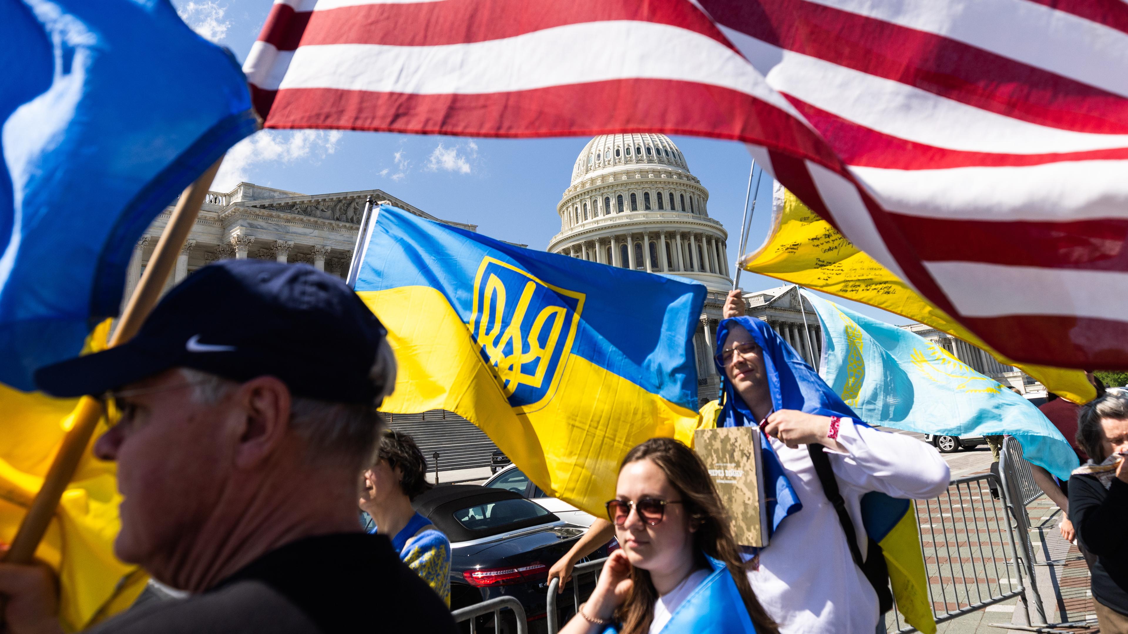 Ukraine-Unterstützer mit Flaggen vor dem US-Kapitol