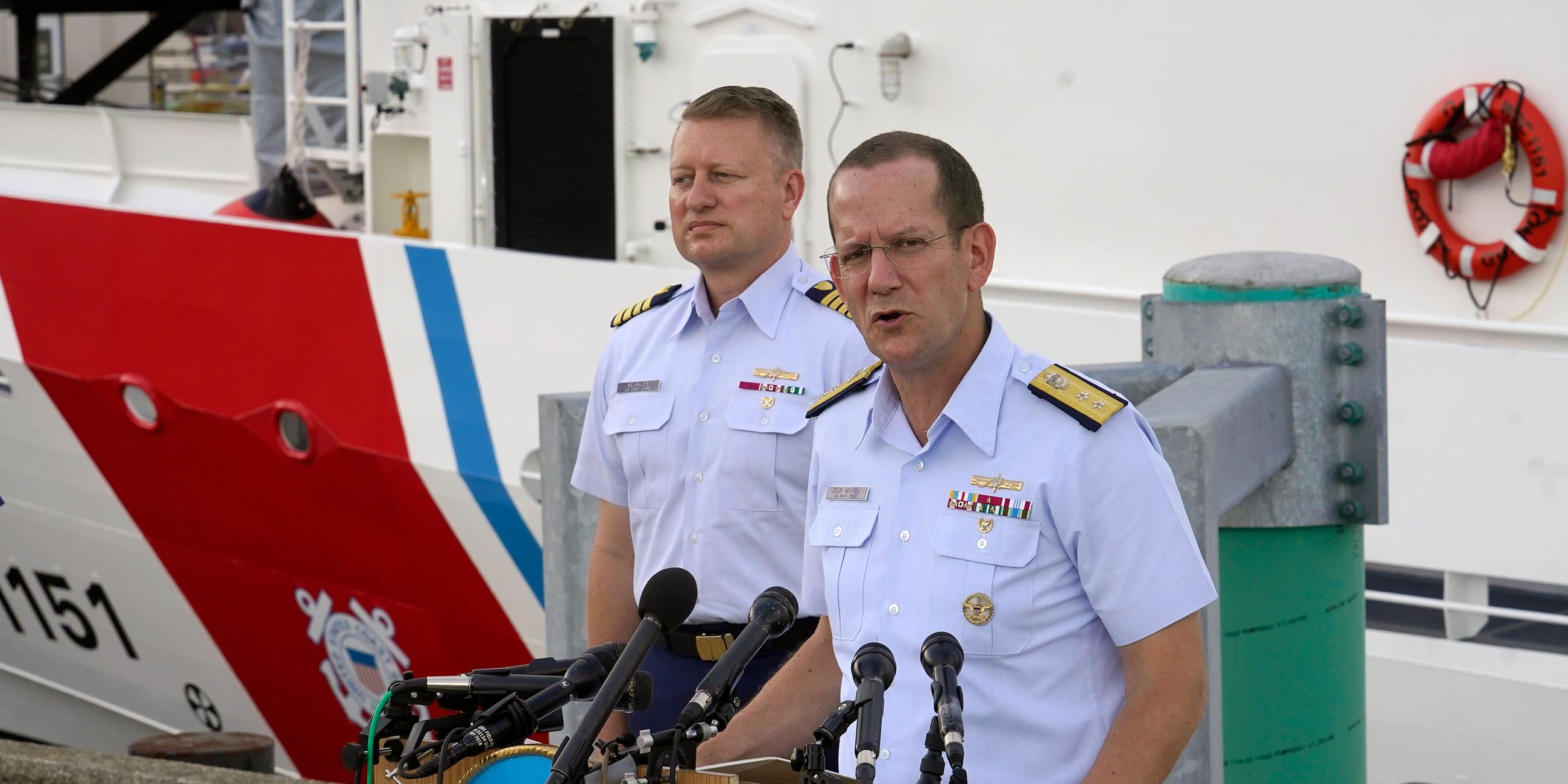 Chefermittler und Kommandeur der US-Küstenwache-Basis in Boston sprechen auf einer Pressekonferenz