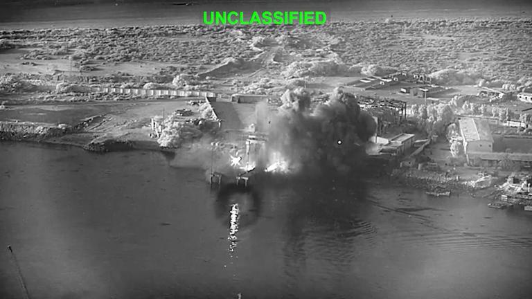 Videoaufnahme zeigt Explosionen im iranischen Marinestützpunkt Bandar Abbas nach einem Angriff mit unbemannten Überwasserdrohnen des US-Militärs.