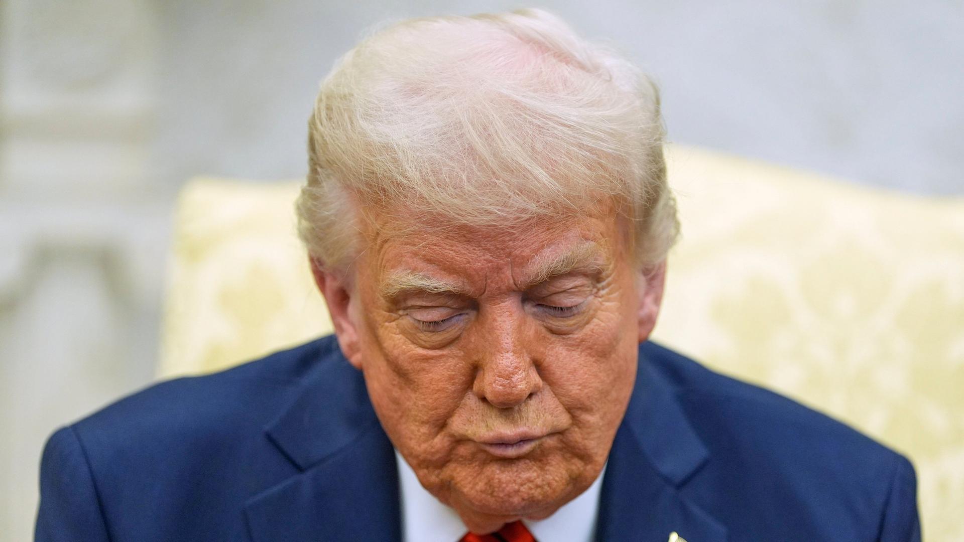 USA, Washington: US-Präsident Donald Trump im Oval Office des Weißen Hauses.