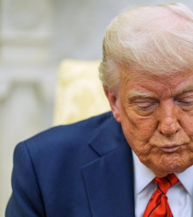 USA, Washington: US-Präsident Donald Trump im Oval Office des Weißen Hauses.