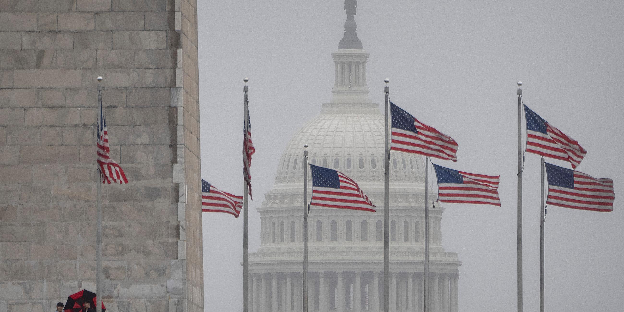 ARCHIV - 05.03.2024, USA, Washington: US-Fahnen vor dem Kapitol.