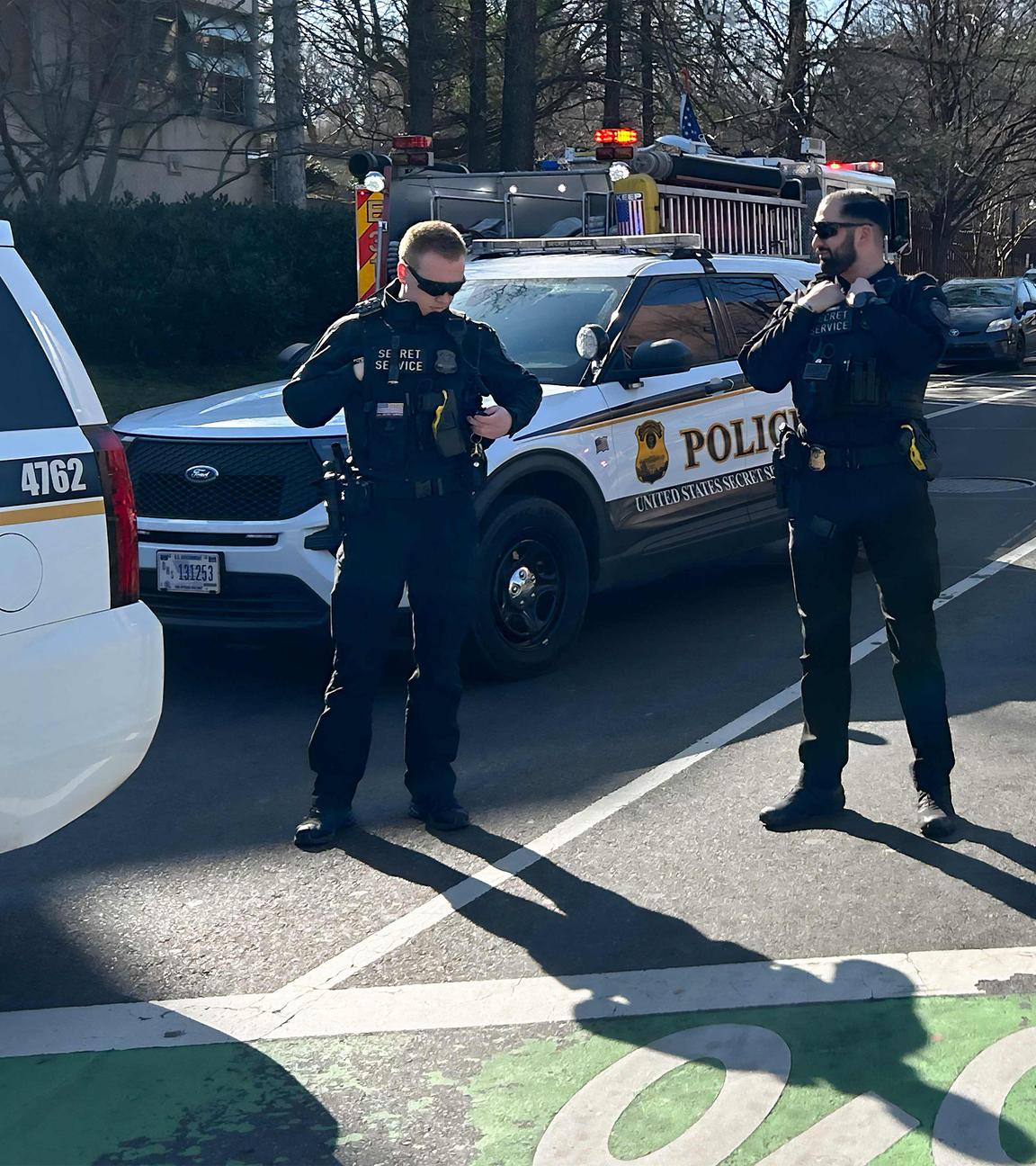 Sicherheitsbeamte blockieren den Zugang zu einer Straße, die zur israelischen Botschaft in Washington führt