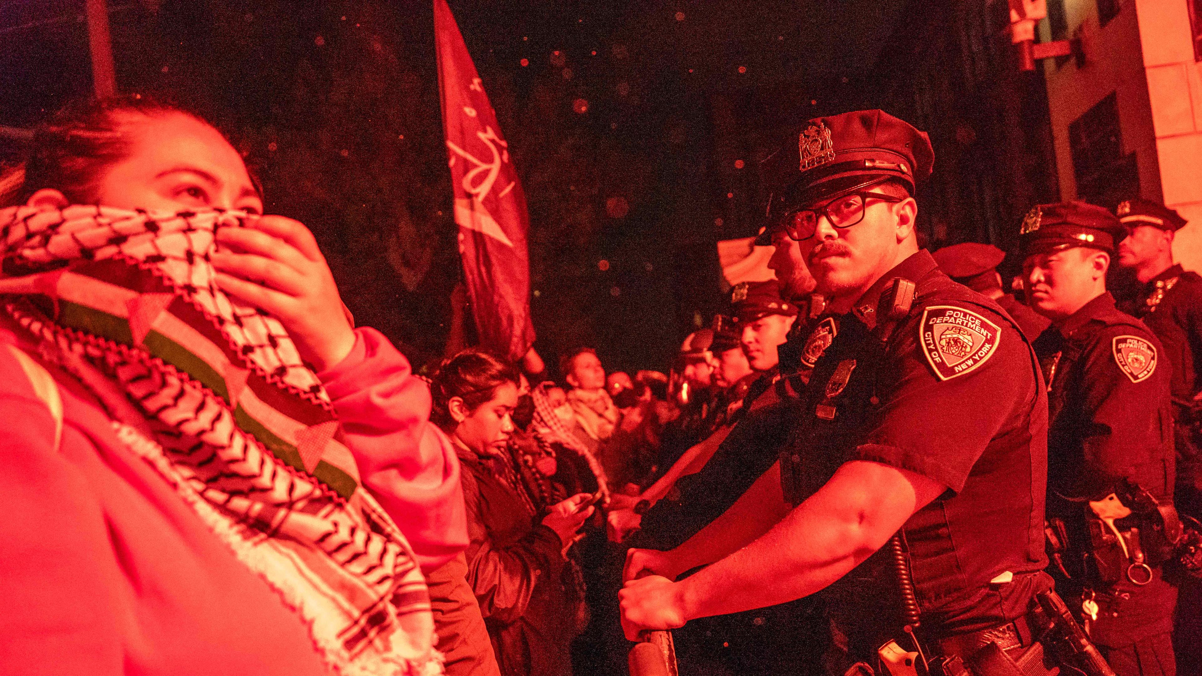 Pro-palästinensische Demonstranten stehen der Polizei an der Columbia Universität in New York gegenüber.