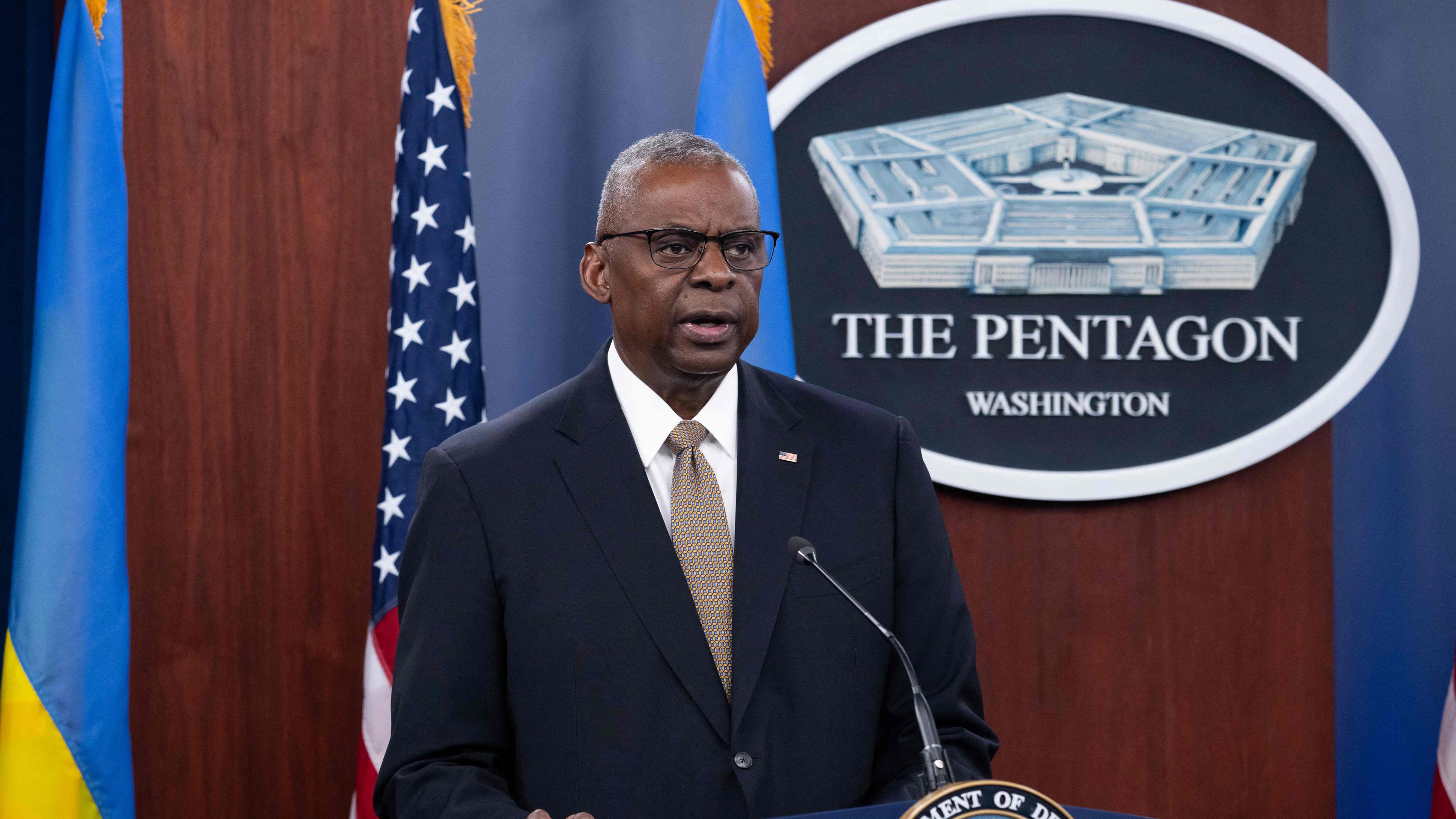US-Verteidigungsminister Lloyd Austin spricht während einer Pressekonferenz nach Abschluss der Ukraine Defence Contact Group am 26. 04. 2024 im Pentagon in Washington, DC. 