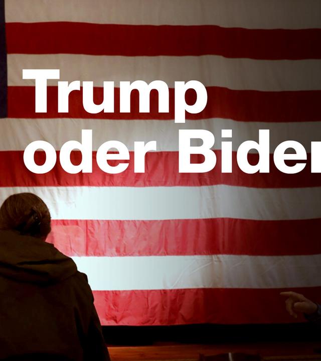 Ein Amerikaner steht mit dem Rücken zur Kamerra und schaut eine USA-Flagge an. Schriftzug "Trump oder Biden"