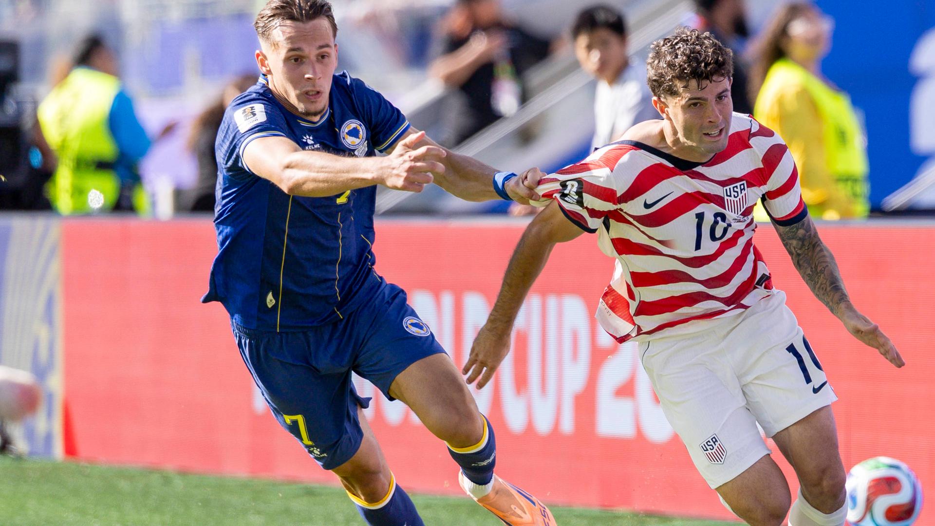 Christian Pulisic im Laufduell mit Amar Dedic