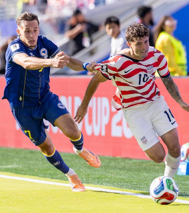 Christian Pulisic im Laufduell mit Amar Dedic