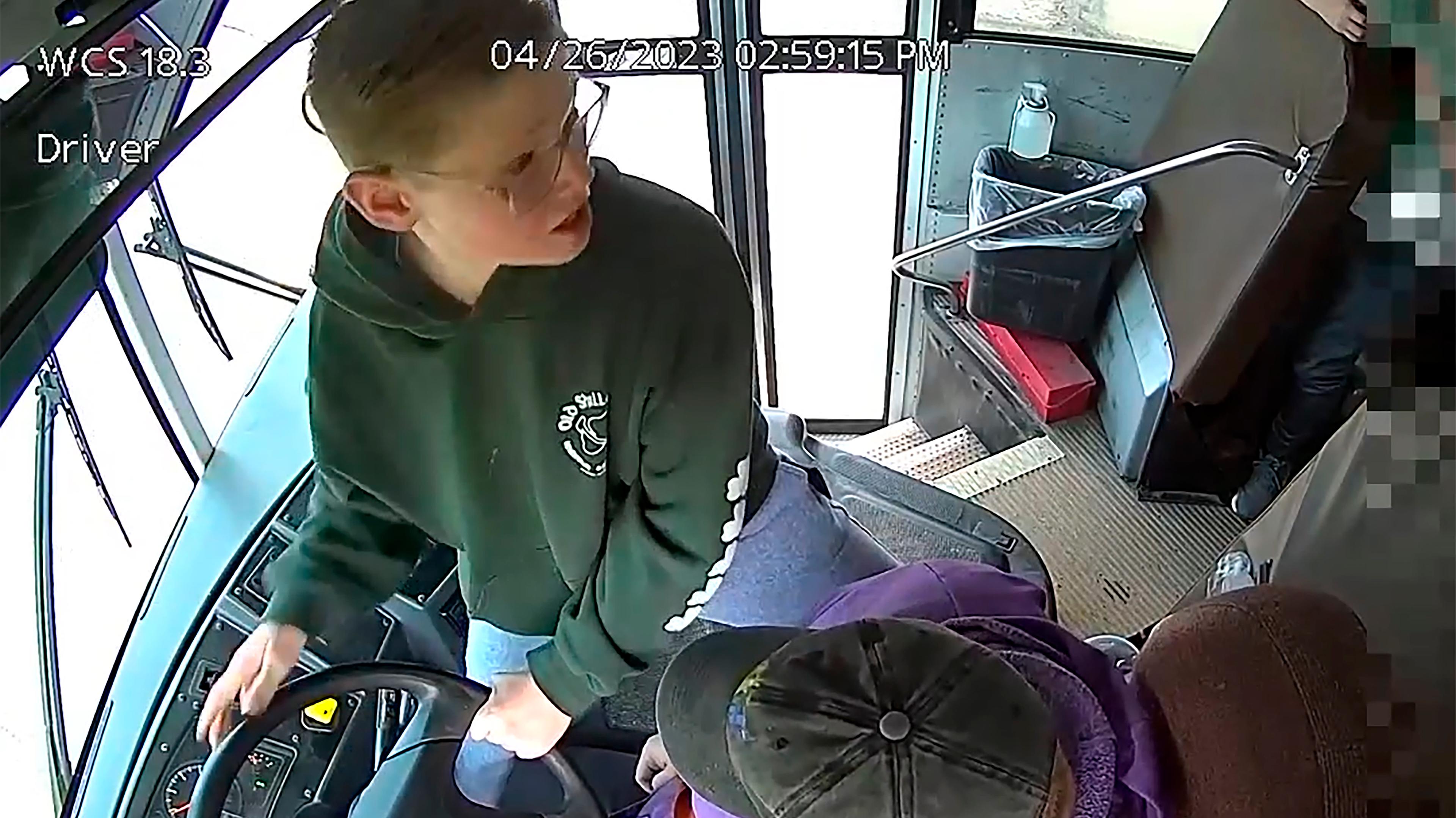 Das Bild einer Überwachungskamer zeigt, wie ein Siebtklässler das Steuer in einem Schulbus übernimmt.