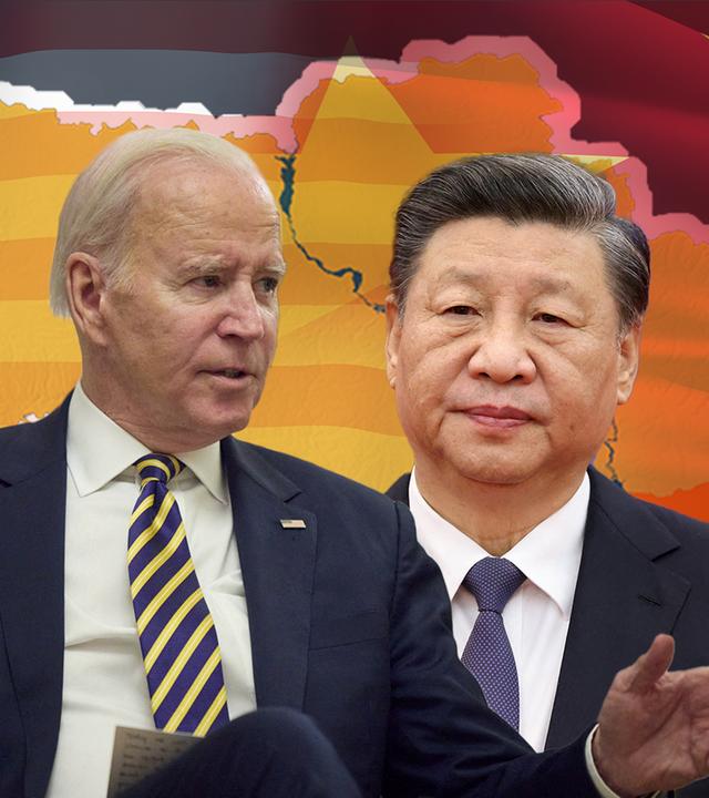 US-Präsident Biden rechts, der chinesische Präsident Xi links. Im Hintergund von beiden jeweils die US-amerikanische und chinesische Flagge. In der Mitte der Umriss der Ukraine.