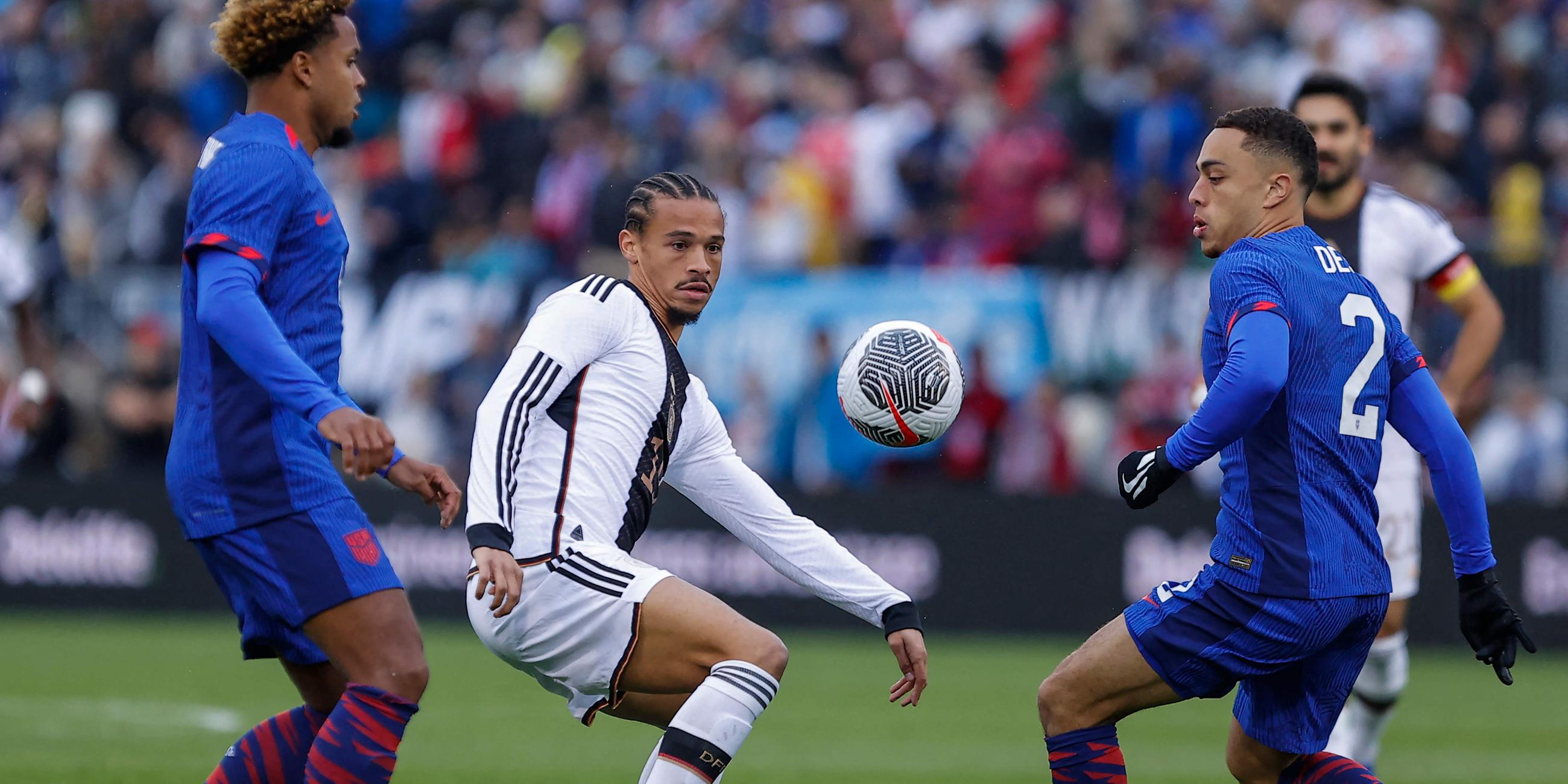 Deutschlands Leroy Sané, US-Amerikaner Weston McKennie und Sergiño Dest kämpfen um den Ball beim Freundschaftsspiel am 14.10.2023.