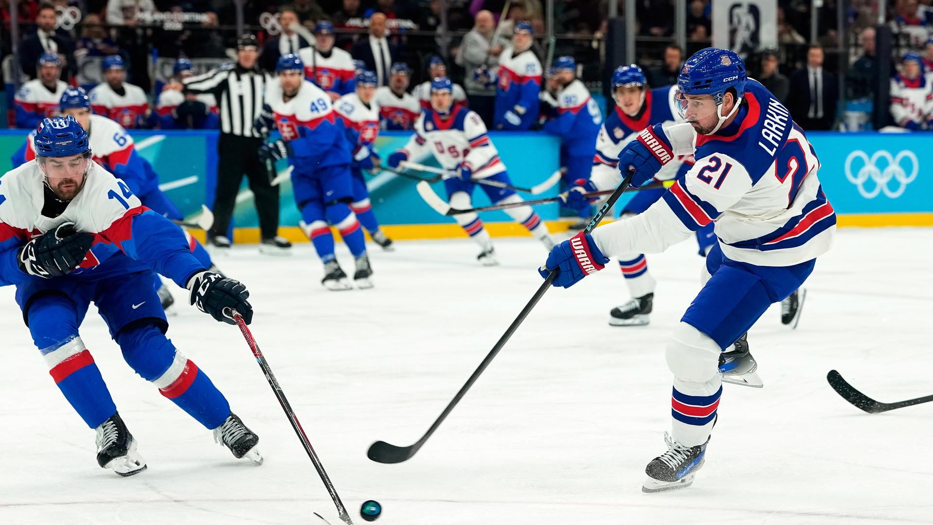 Dylan Larkin (USA) erzielt den Treffer zum 1:0.