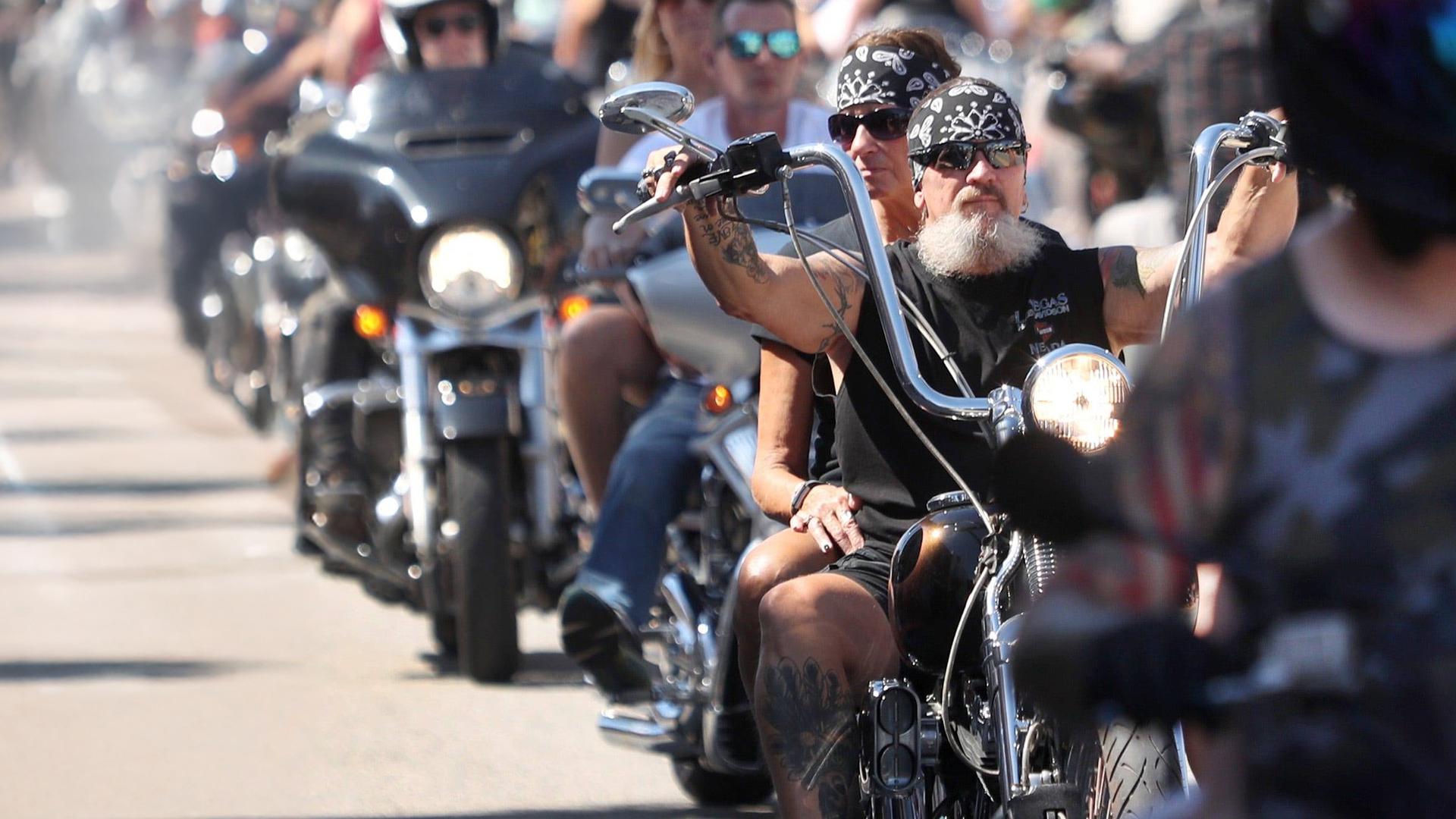 Motorradfahrer auf der Maine Street in Daytona
