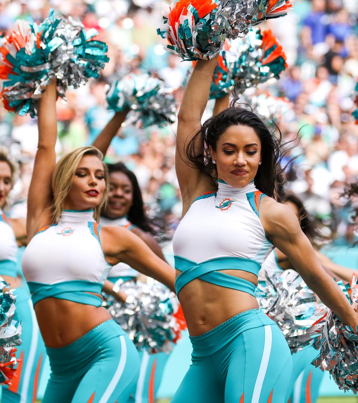 Die Miami Dolphins Cheerleader in Aktion bei einem NFL American Footbalspiel.