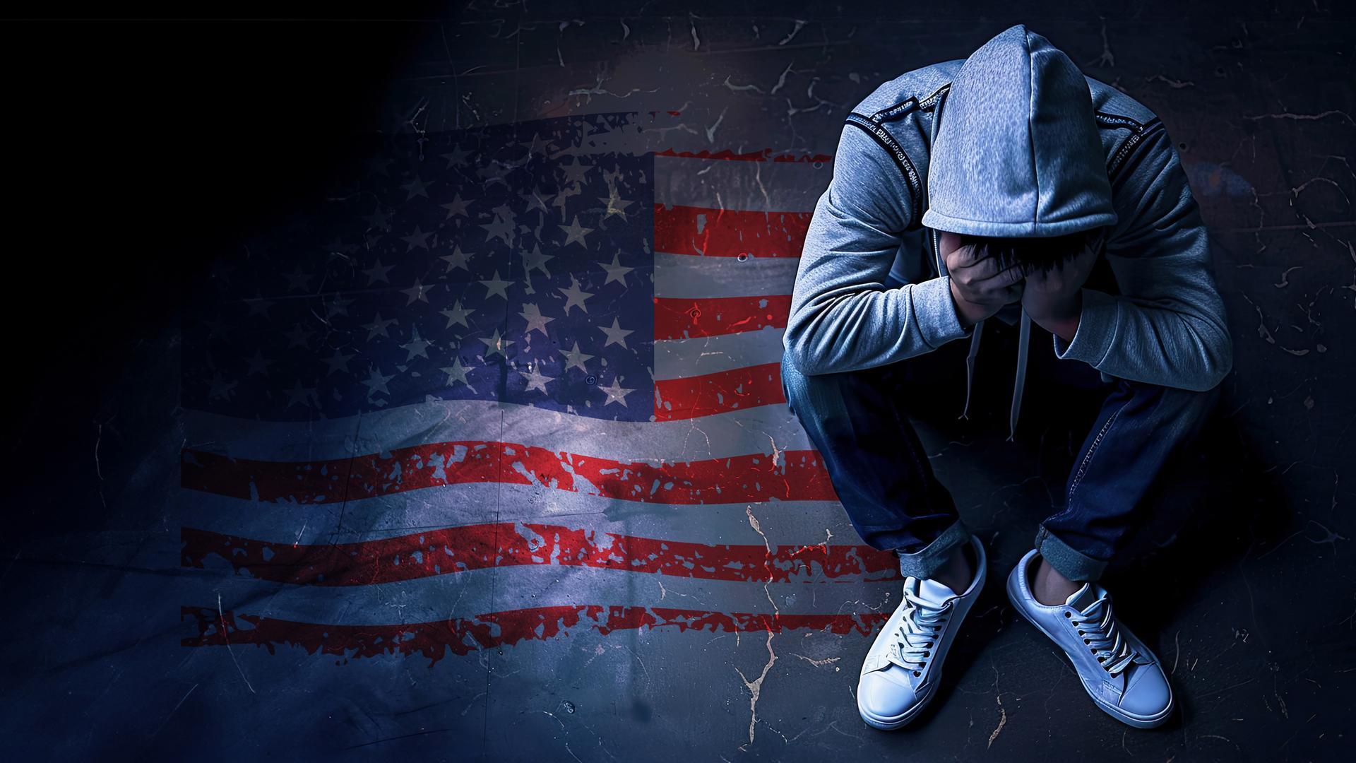 Collage: Teenager mit Hoodi über dem Kopf sitzt in der Hocke und blickt nach unten, mit Händen vor dem Gesicht. Links eine stark abgedunkelte US-Flagge.