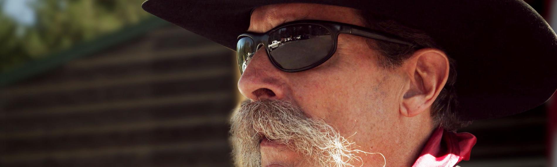 Clyde Tinley, der Mitglied in der "North Idaho Miliz", im Profil im Cowboy-Look mit Sonnenbrille.