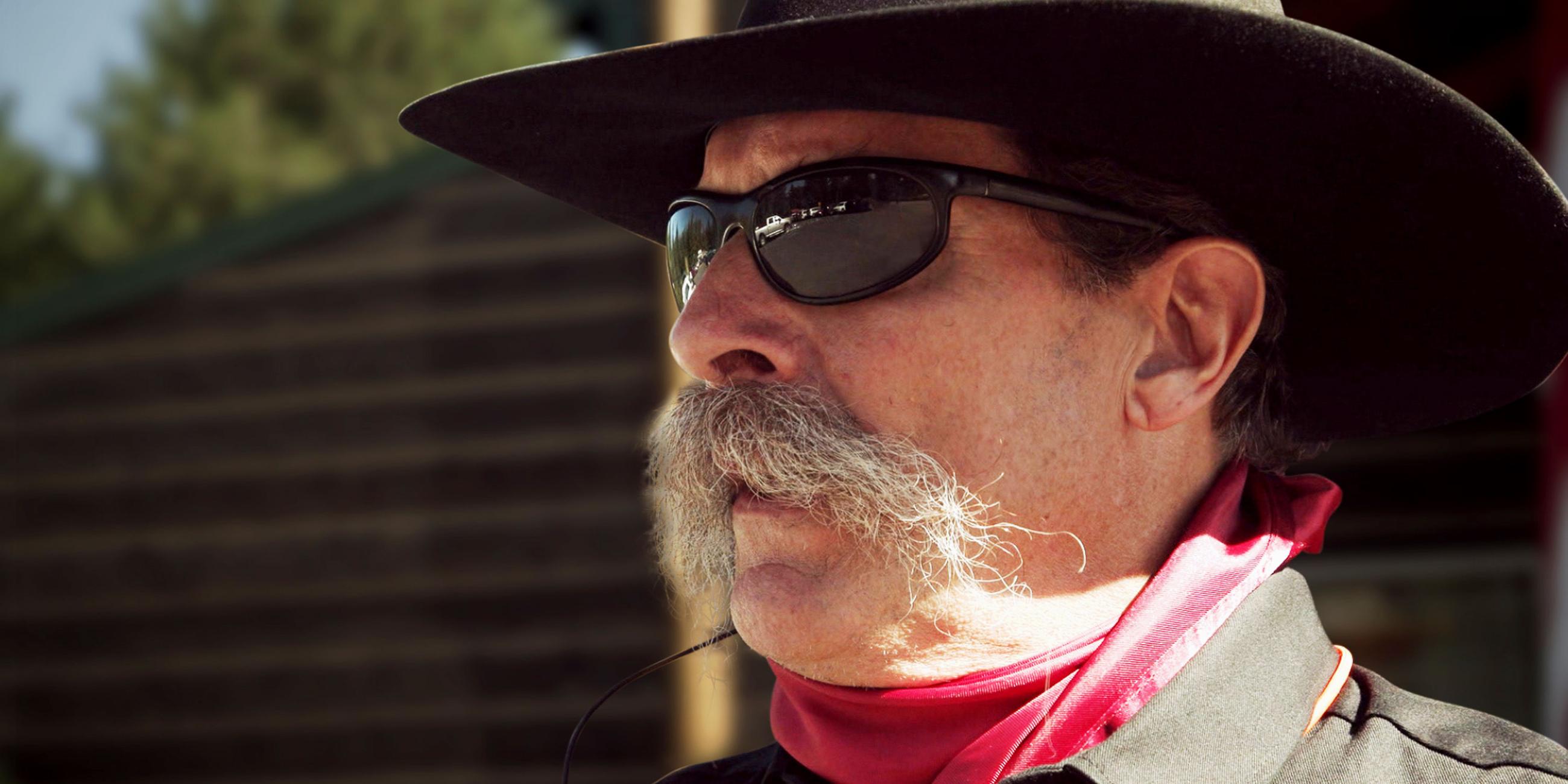 Clyde Tinley, der Mitglied in der "North Idaho Miliz", im Profil im Cowboy-Look mit Sonnenbrille.