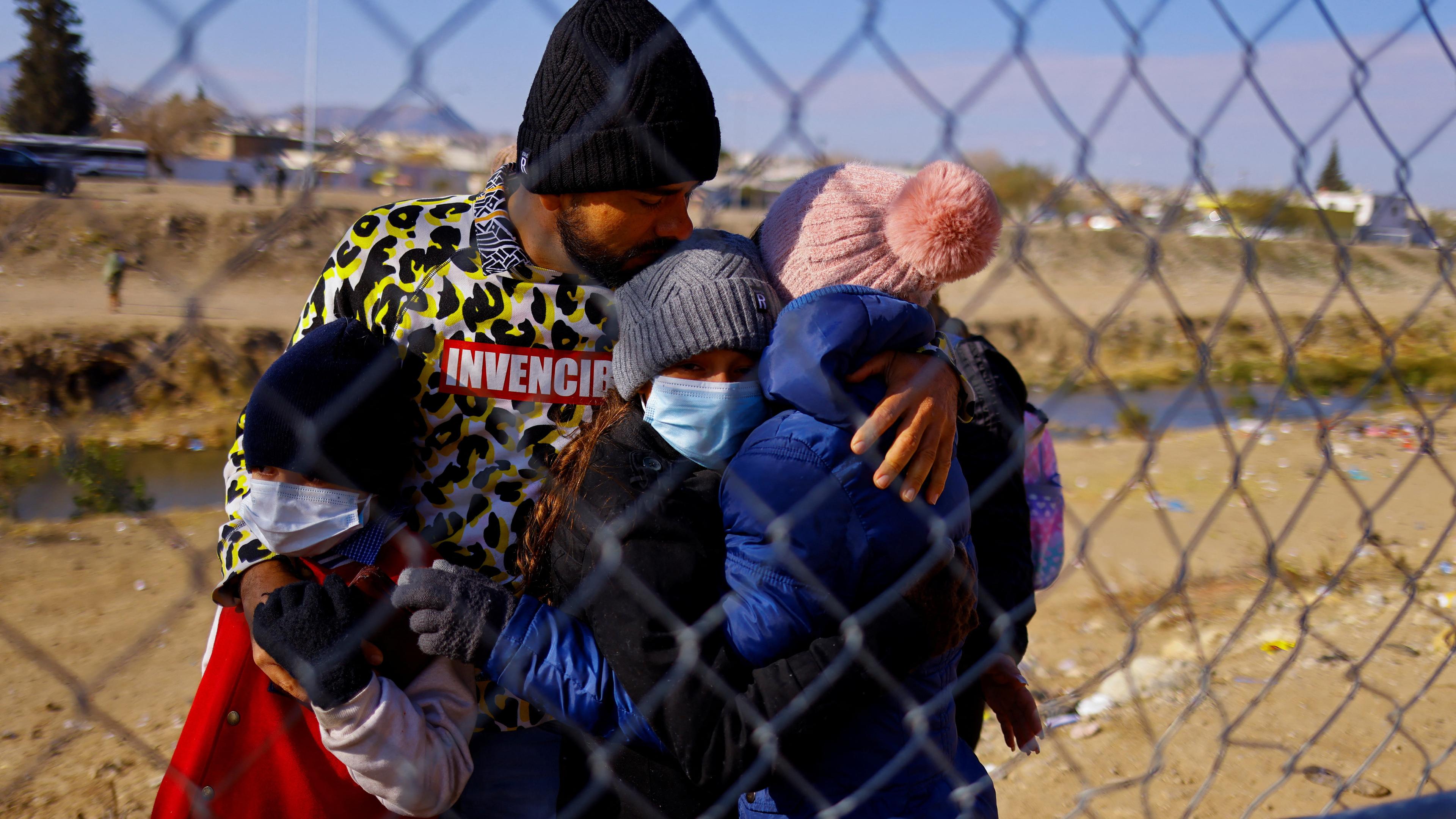 Eine Flüchtlingsfamilie aus Kolumbien an der Grenzen zu den USA. 
