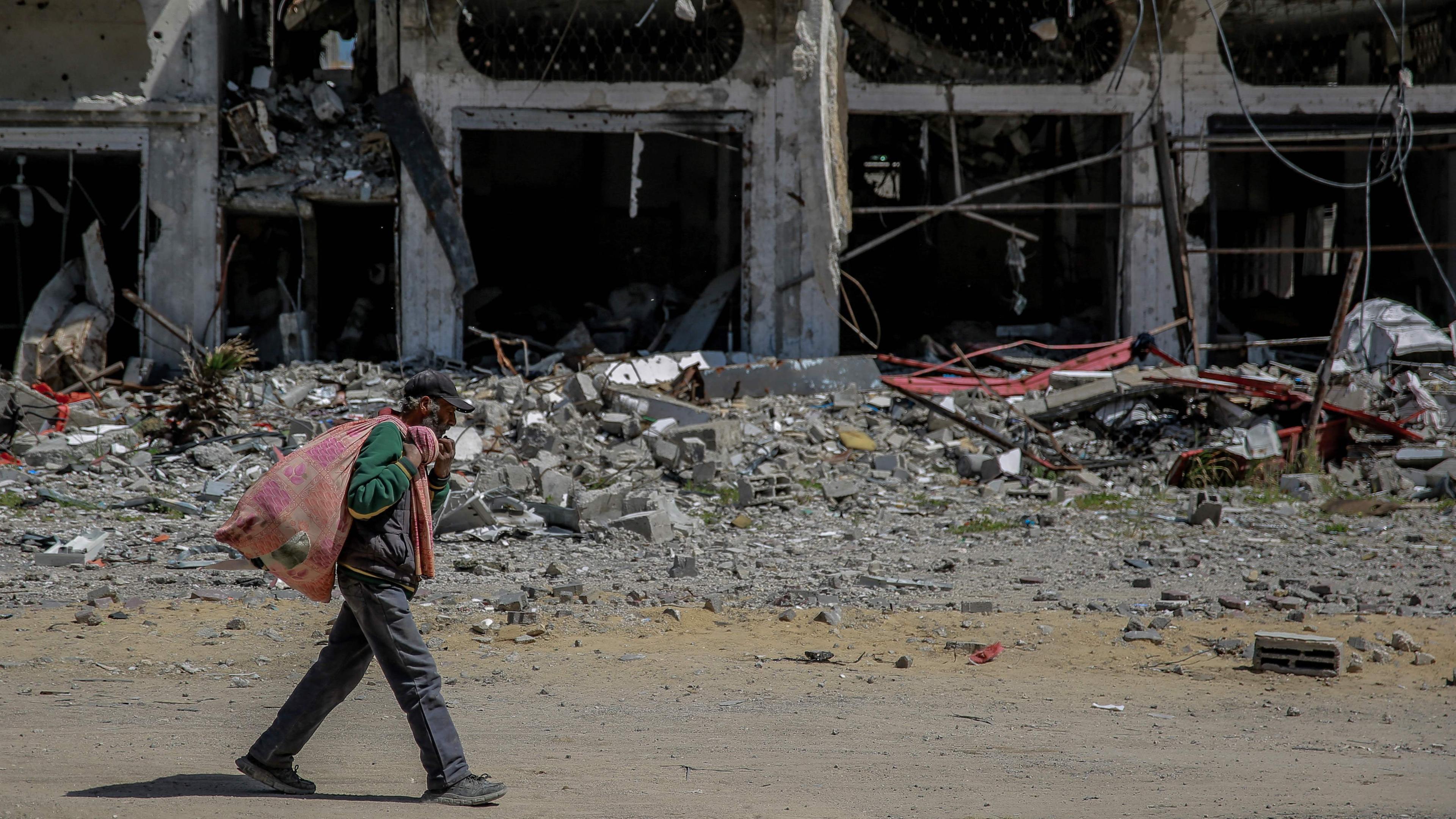 Mann läuft vor zerstörtem Haus in Nord-Gaza