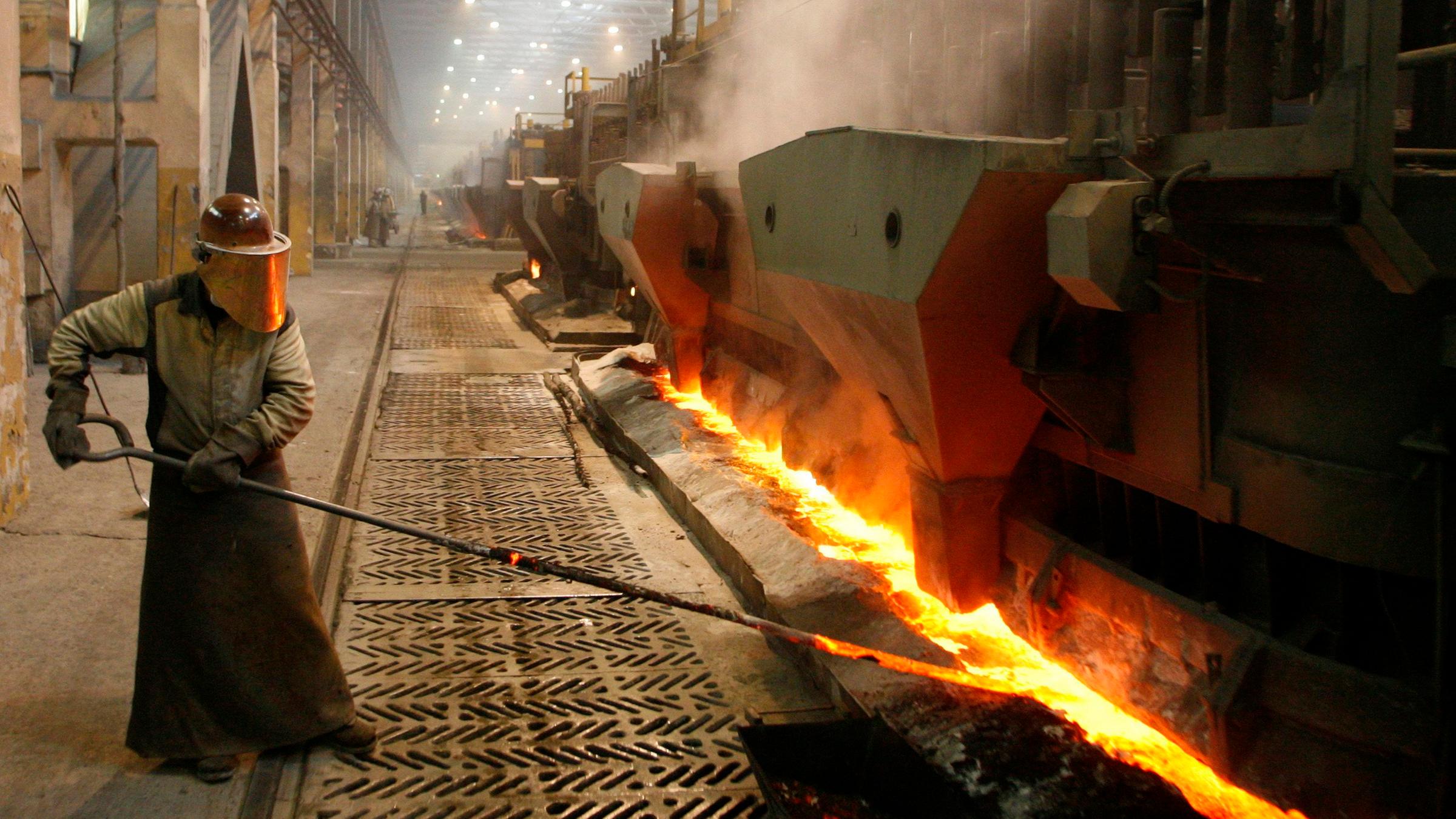 Ein Arbeiter vor einem Brennofen der Aluminiumproduktion in Krasnojarsk.