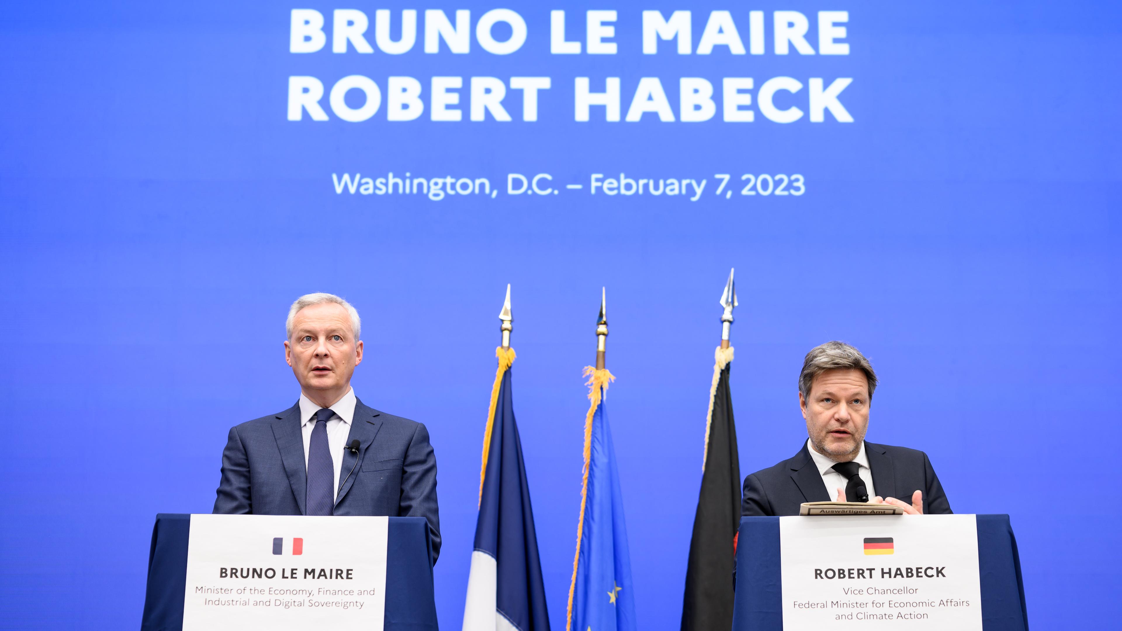 Bundeswirtschaftsminister Robert Habeck (Bündnis 90/Die Grünen, r) und sein französischer Kollege Bruno Le Maire.