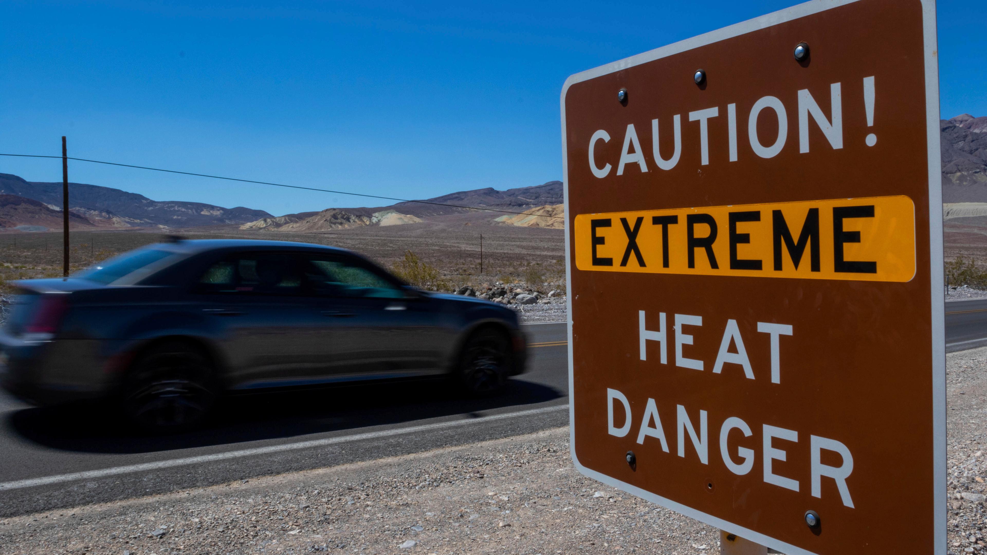 Ein Schild weist auf die Gefahren extremer Hitze im Death Valley in den USA hin