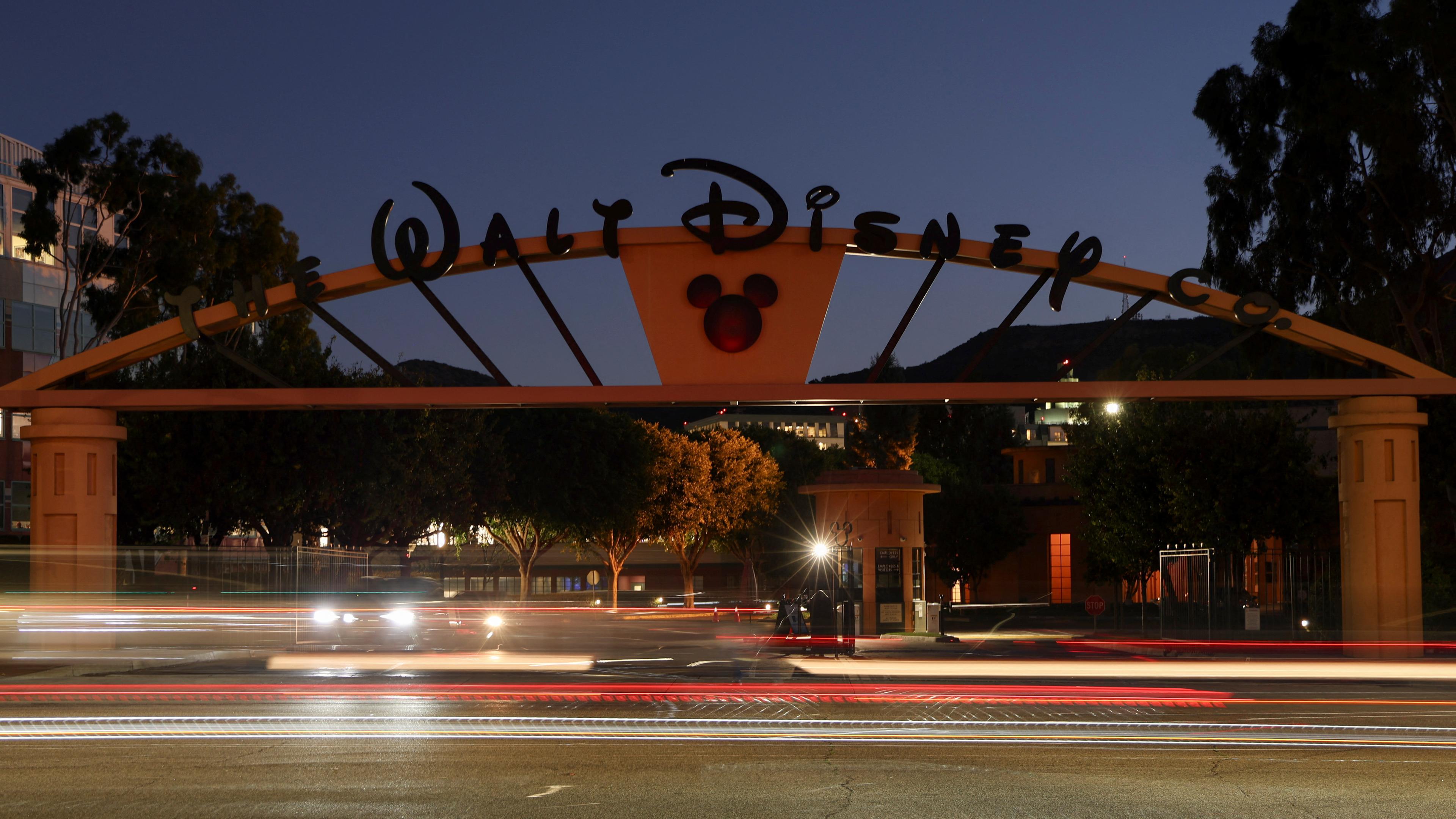 Das Haupttor vom Walt Disney Studio am Abend in Burbank, Kalifornien