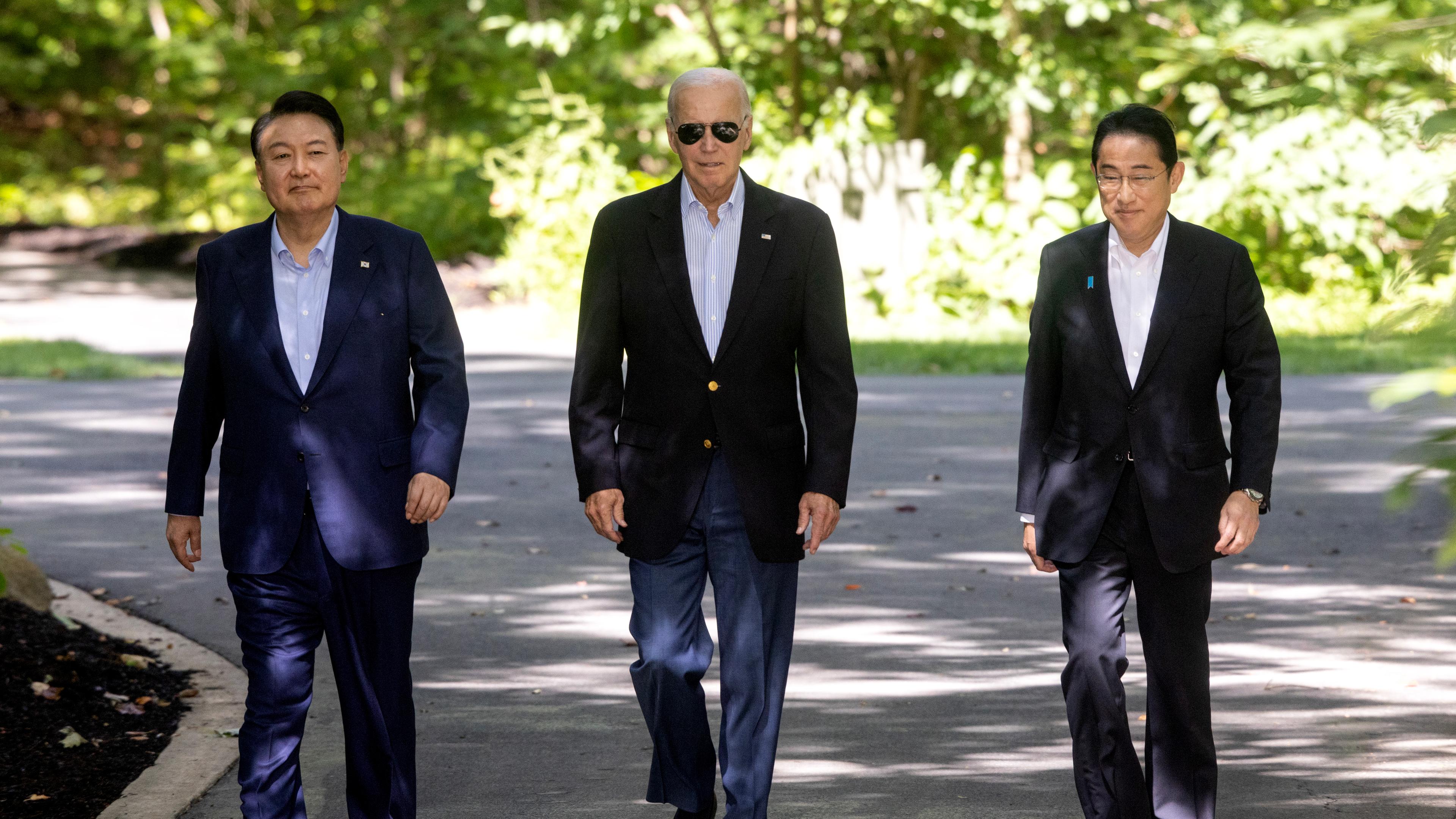 Der südkoreanische Präsident Yoon Suk Yeol, US-Präsident Joe Biden und der japanische Premierminister Fumio Kishida treffen zu einer gemeinsamen Pressekonferenz im Rahmen ihres trilateralen Gipfels in Camp David, Frederick County, Maryland, USA, am 18. August 2023 ein. 