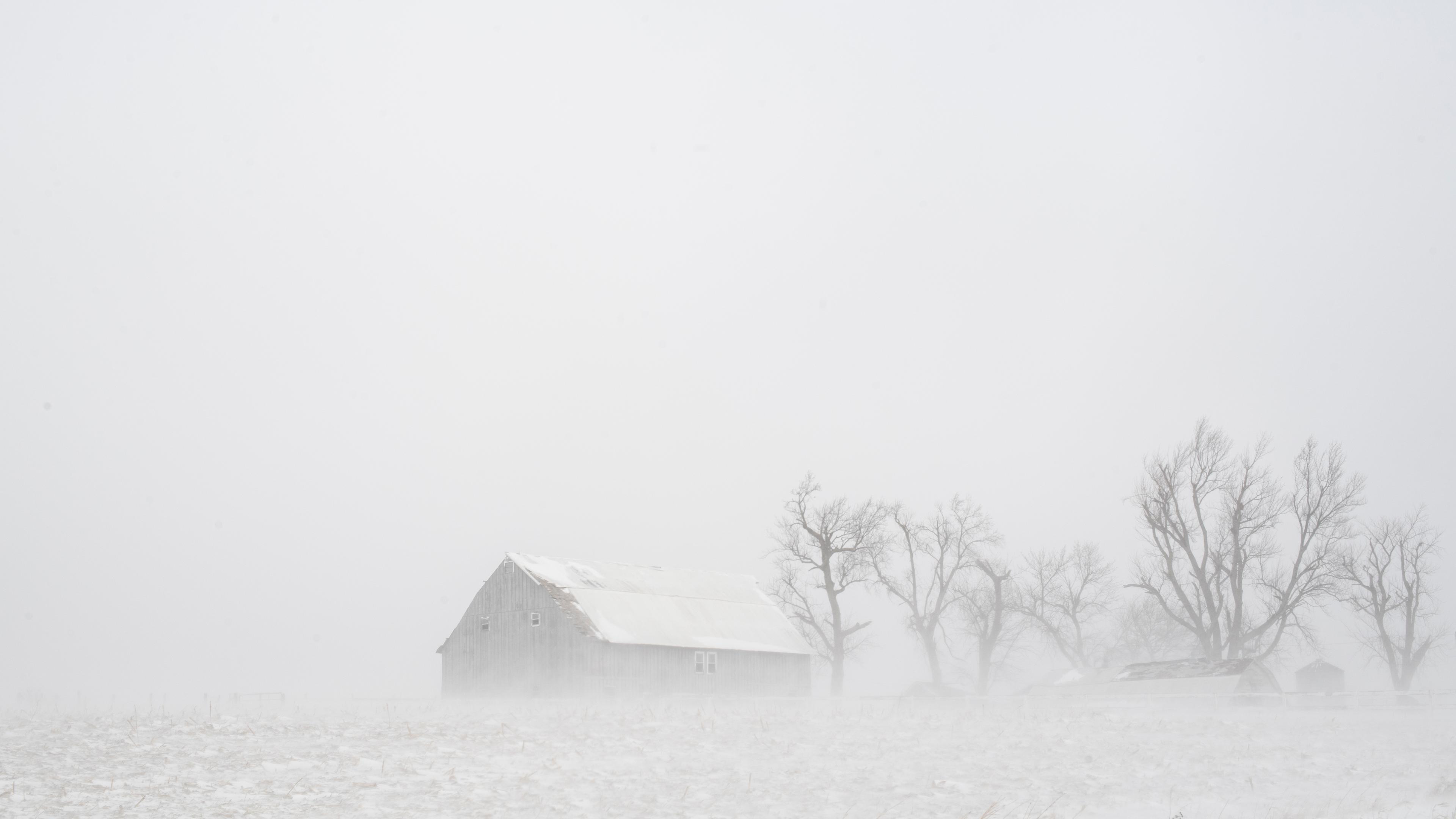 USA, Linn County: Schneeverwehungen beeinträchtigen die Sicht im ländlichen Linn County.