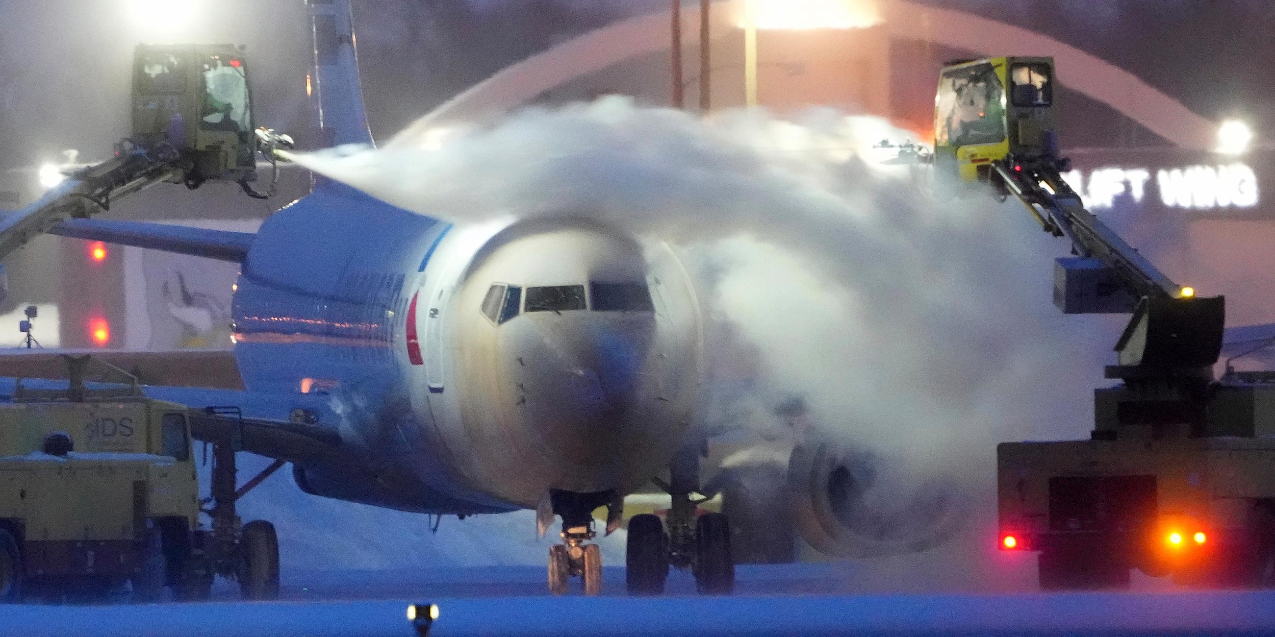 USA, Bloomington: Ein Flugzeug der American Airlines wird auf dem internationalen Flughafen Minneapolis-St. Paul enteist.