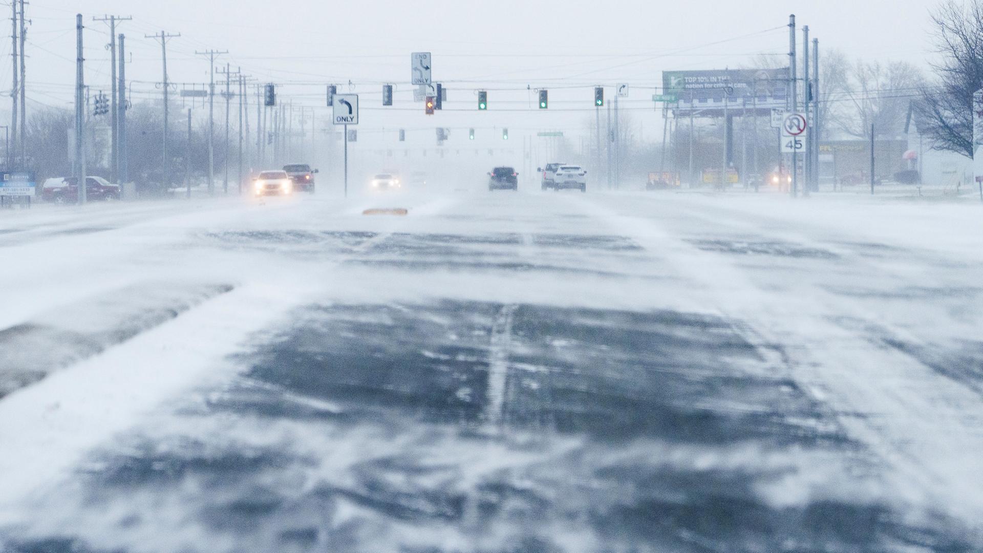 USA, Indiana: Schneeverwehungen auf der Straße.